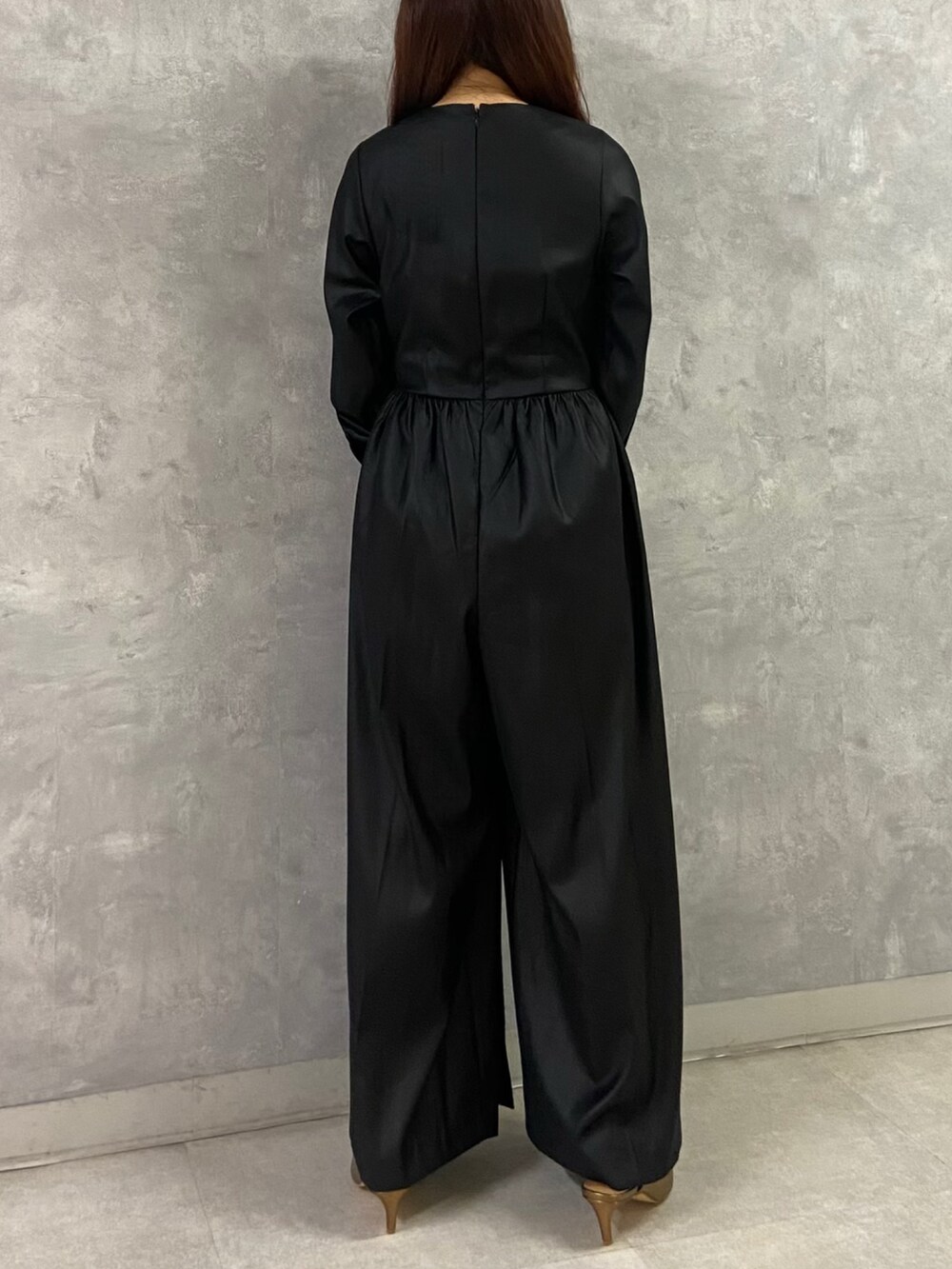 ブラック系のつなぎ/オールインワン、ブラック系のハンドバッグ、その他のパンプスを着用したレディースの秋コーディネートの3枚目の写真