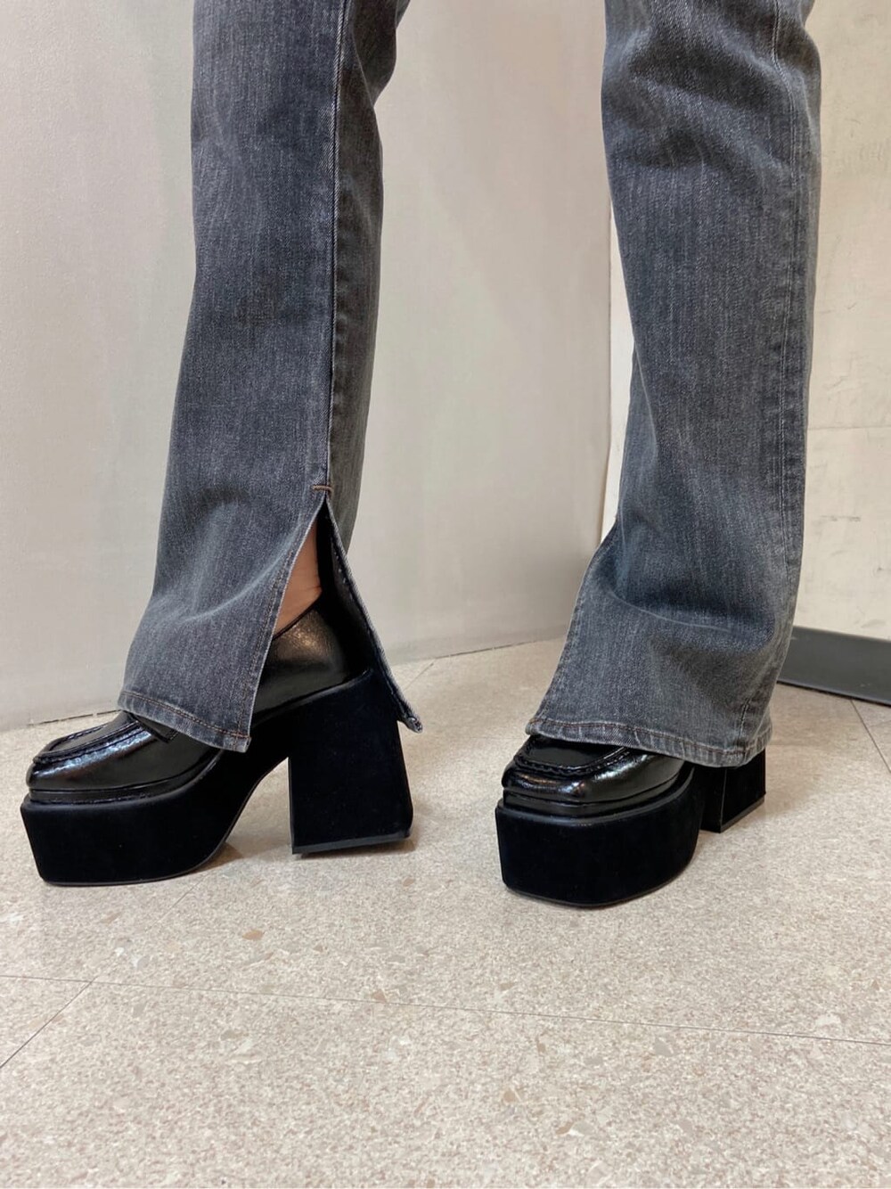 ブラック系のローファー、グレー系のデニムパンツ、ブラック系のTシャツ/カットソーを着用したレディースの秋コーディネートの4枚目の写真