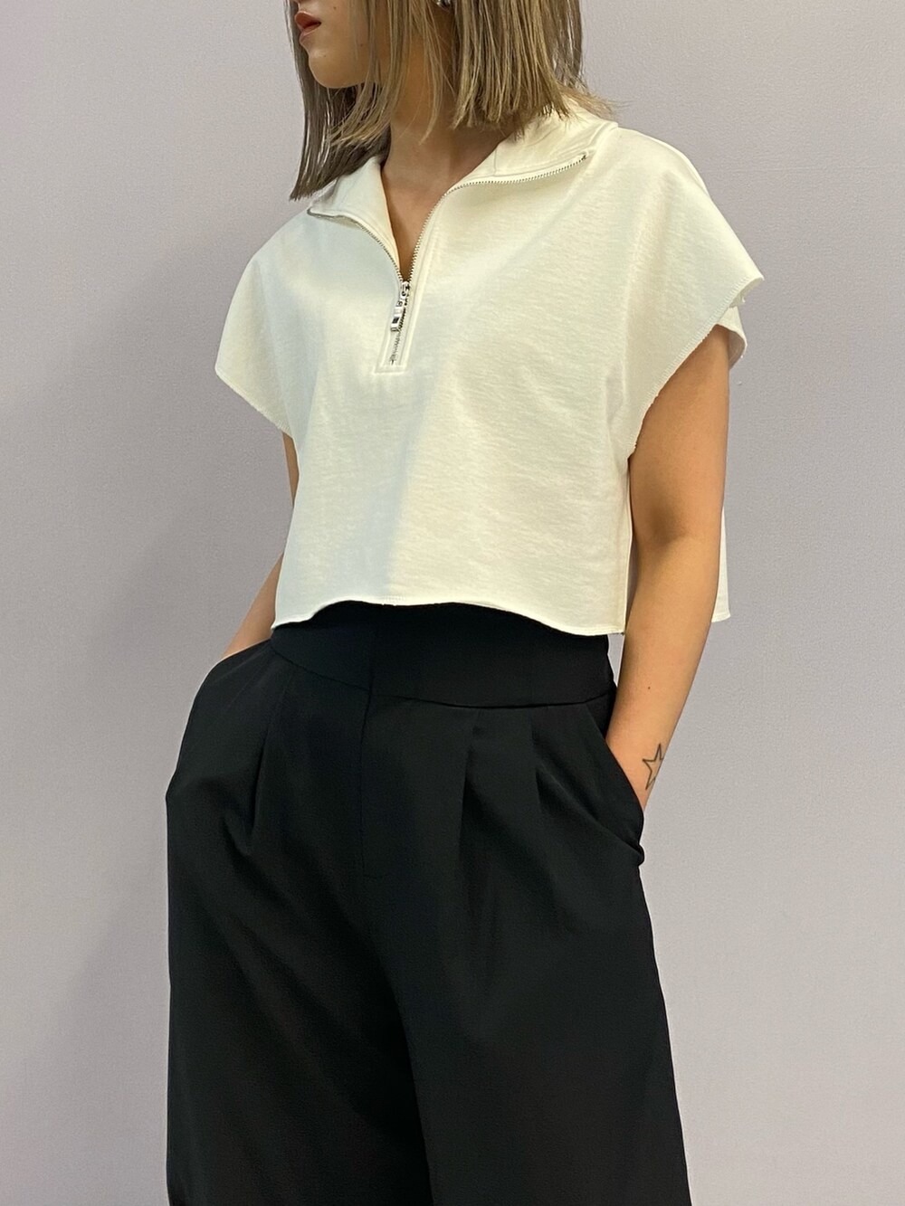 ホワイト系のTシャツ/カットソー、ブラック系のその他パンツ、ブラック系のサンダルを着用したレディースの夏コーディネートの5枚目の写真