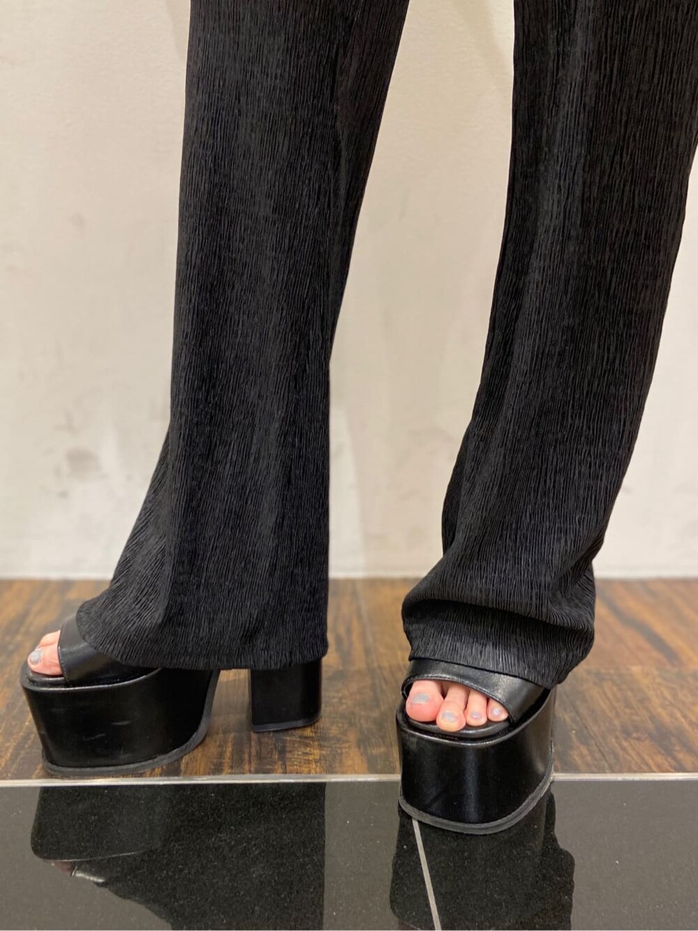 ホワイト系のキャミソール、イエロー系のシャツ/ブラウス、ブラック系のその他パンツを着用したレディースの春コーディネートの7枚目の写真