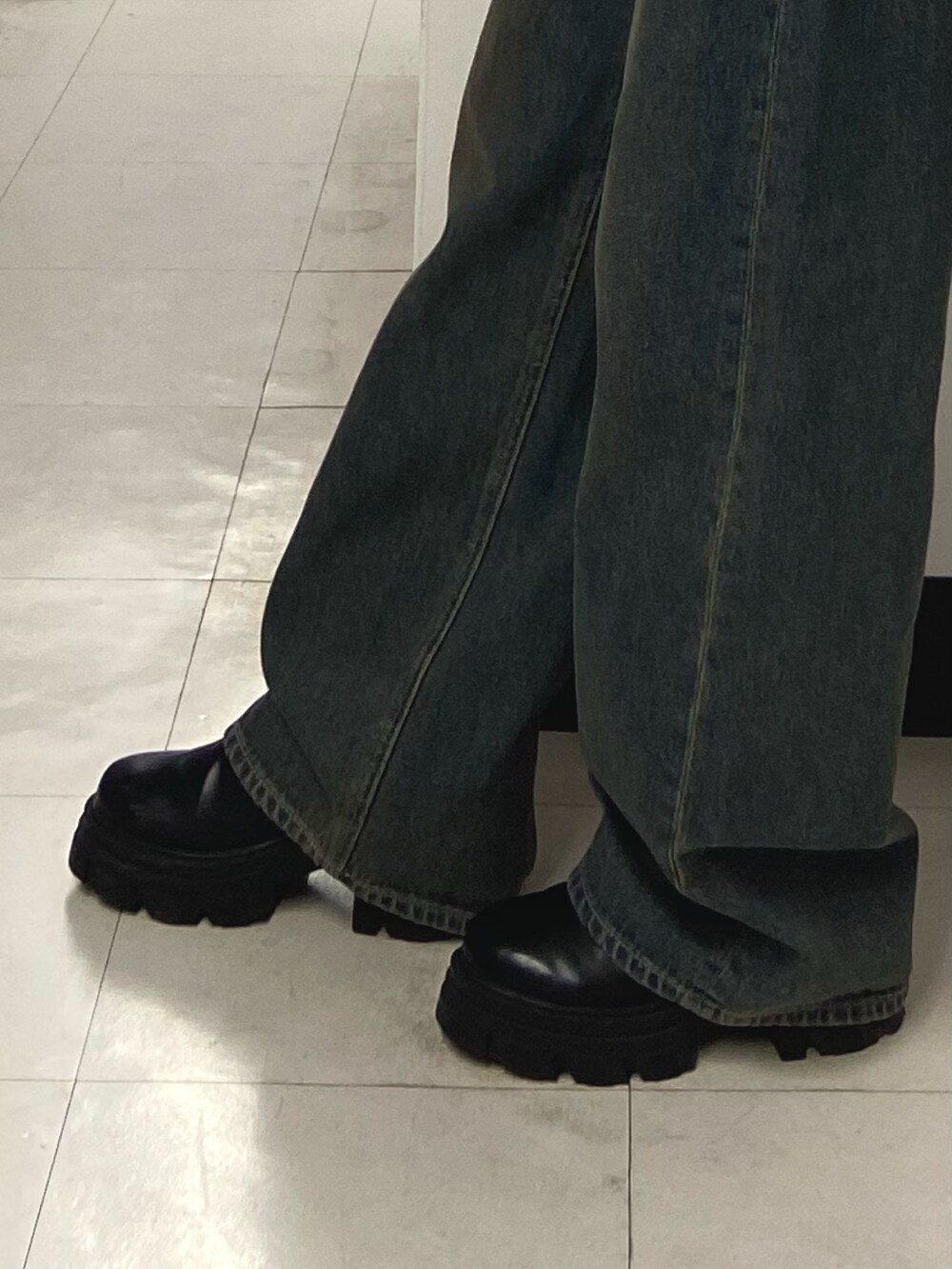 ホワイト系のニット/セーター、ブルー系のデニムパンツ、ブラック系のブーツを着用したレディースの秋コーディネートの7枚目の写真
