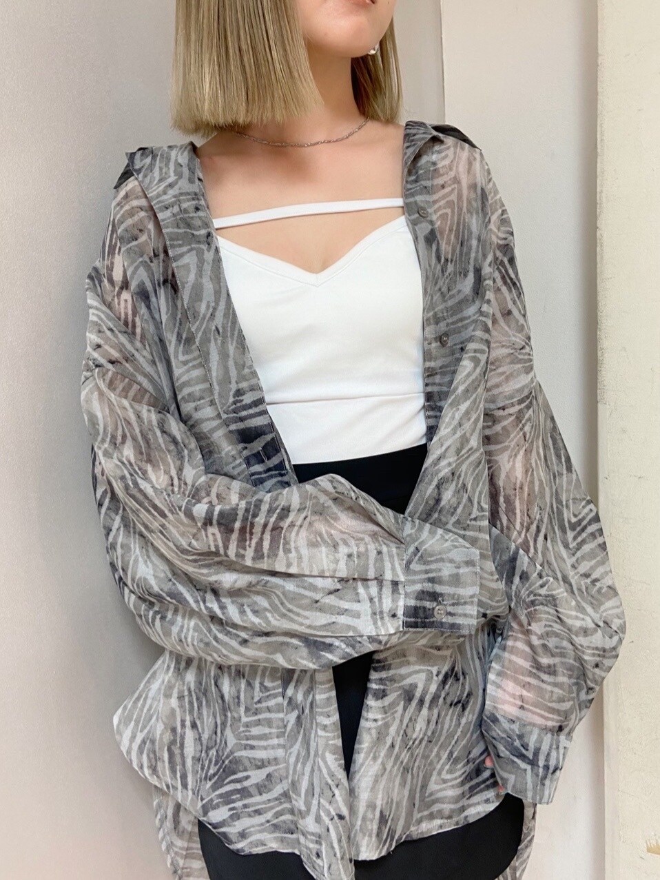 ブラック系のサンダル、その他のシャツ/ブラウス、ブラック系のスカートを着用したレディースの夏コーディネートの2枚目の写真