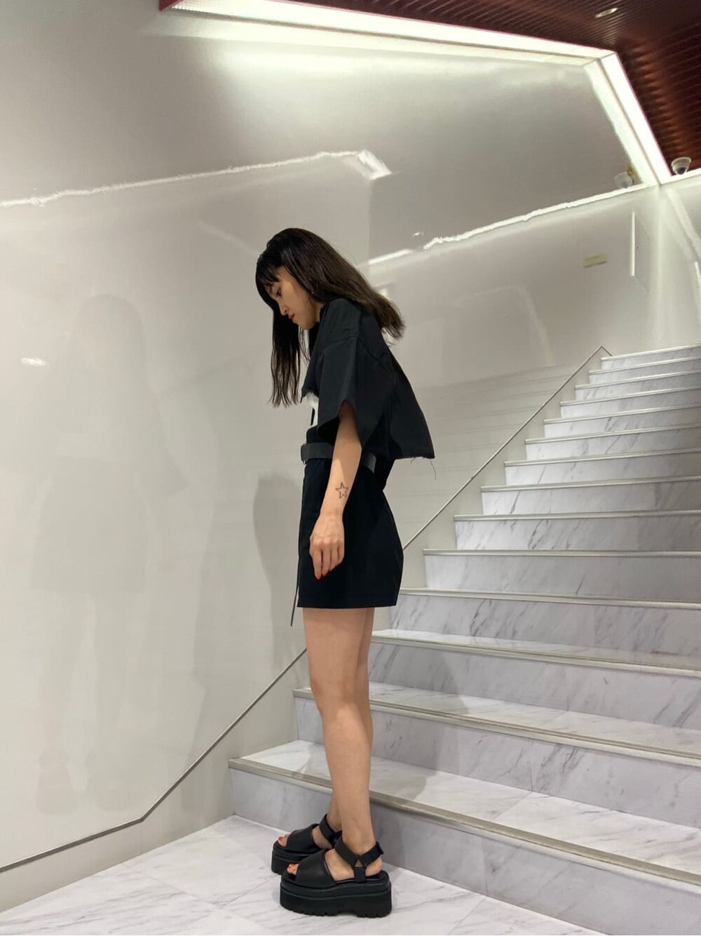 ホワイト系のタンクトップ、ブラック系のサンダル、ブラック系のシャツ/ブラウスを着用したレディースの夏コーディネートの3枚目の写真