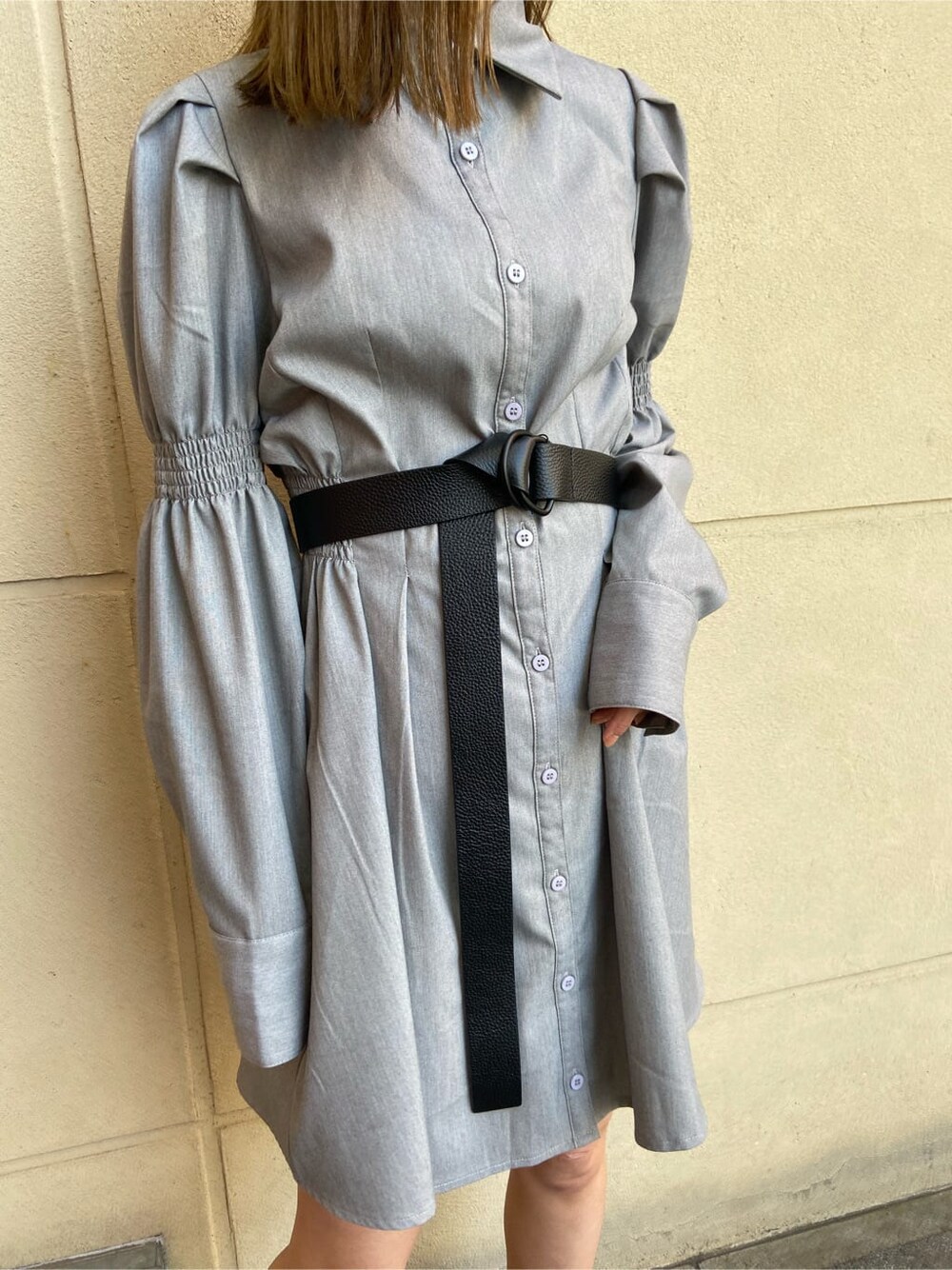 ブラック系のブーツ、グレー系のワンピース、シルバー系のピアス（両耳用）を着用したレディースの春コーディネートの5枚目の写真