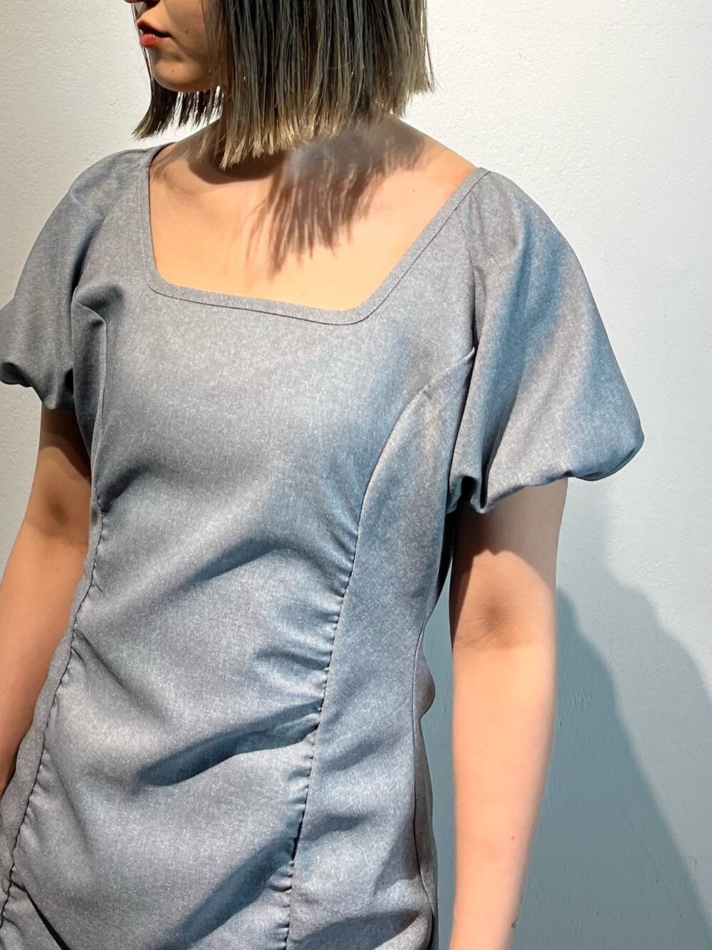 グレー系のワンピース、ホワイト系のサンダルを着用したレディースの春コーディネートの6枚目の写真