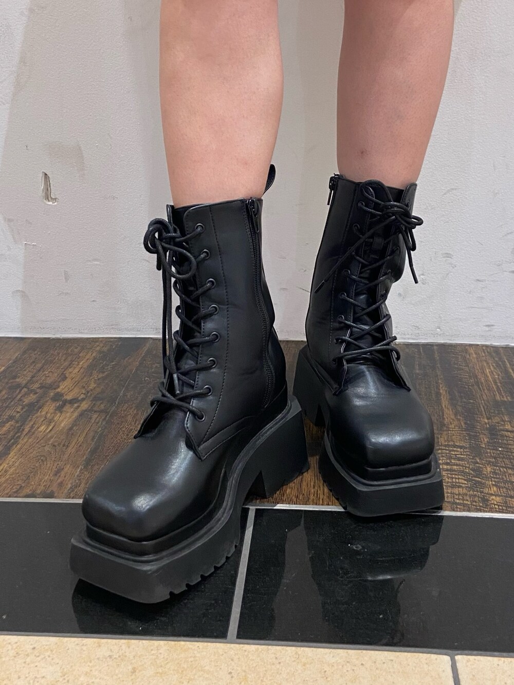 グレー系のニット/セーター、その他のスカート、ブラック系のブーツを着用したレディースの冬コーディネートの4枚目の写真