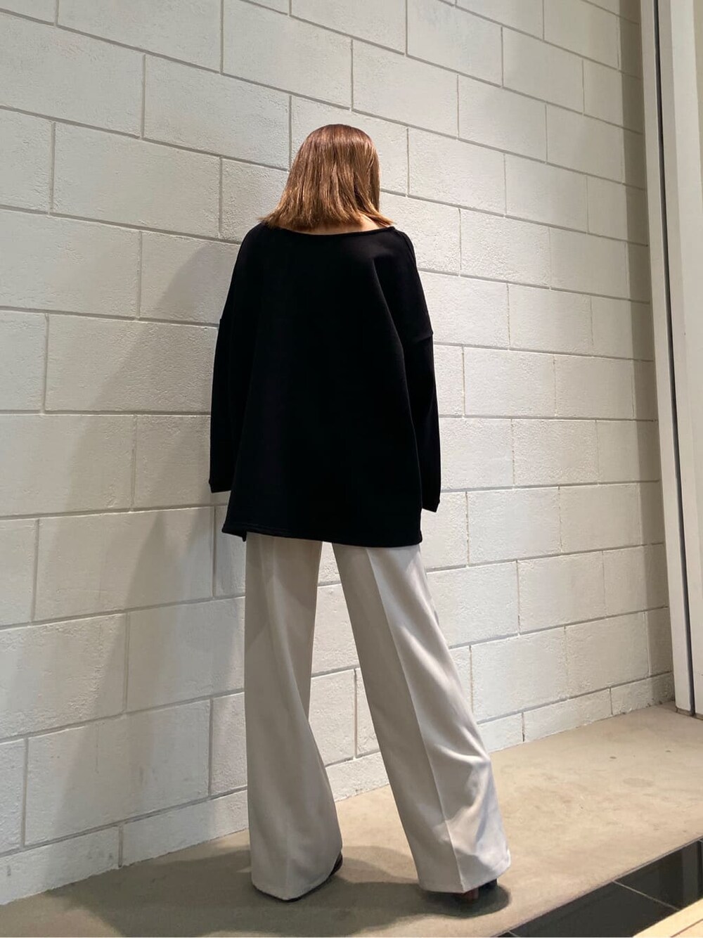 ホワイト系のその他パンツ、ブラック系のブーツ、ブラック系のTシャツ/カットソーを着用したレディースの春コーディネートの3枚目の写真