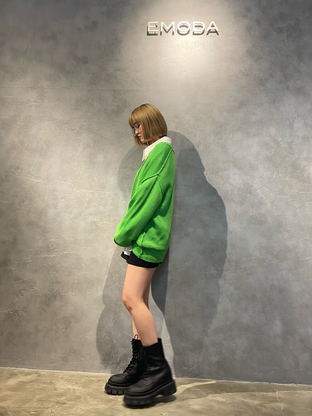 ホワイト系のシャツ/ブラウス、グリーン系のカーディガン/ボレロ、ブラック系のスカートを着用したレディースの冬コーディネートの2枚目の写真