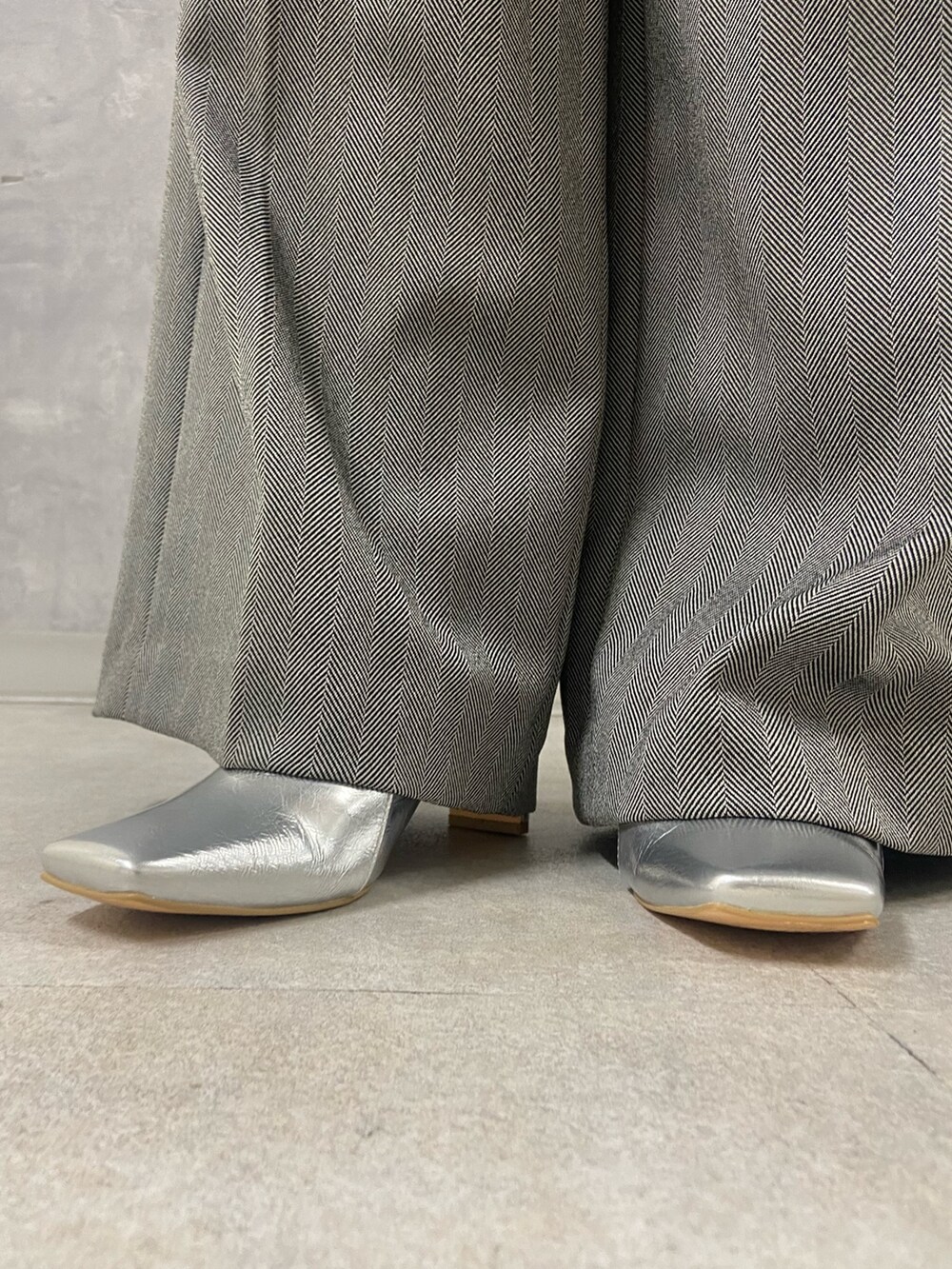 ブラック系のTシャツ/カットソー、ブラック系のその他パンツ、シルバー系のブーツを着用したレディースの秋コーディネートの6枚目の写真