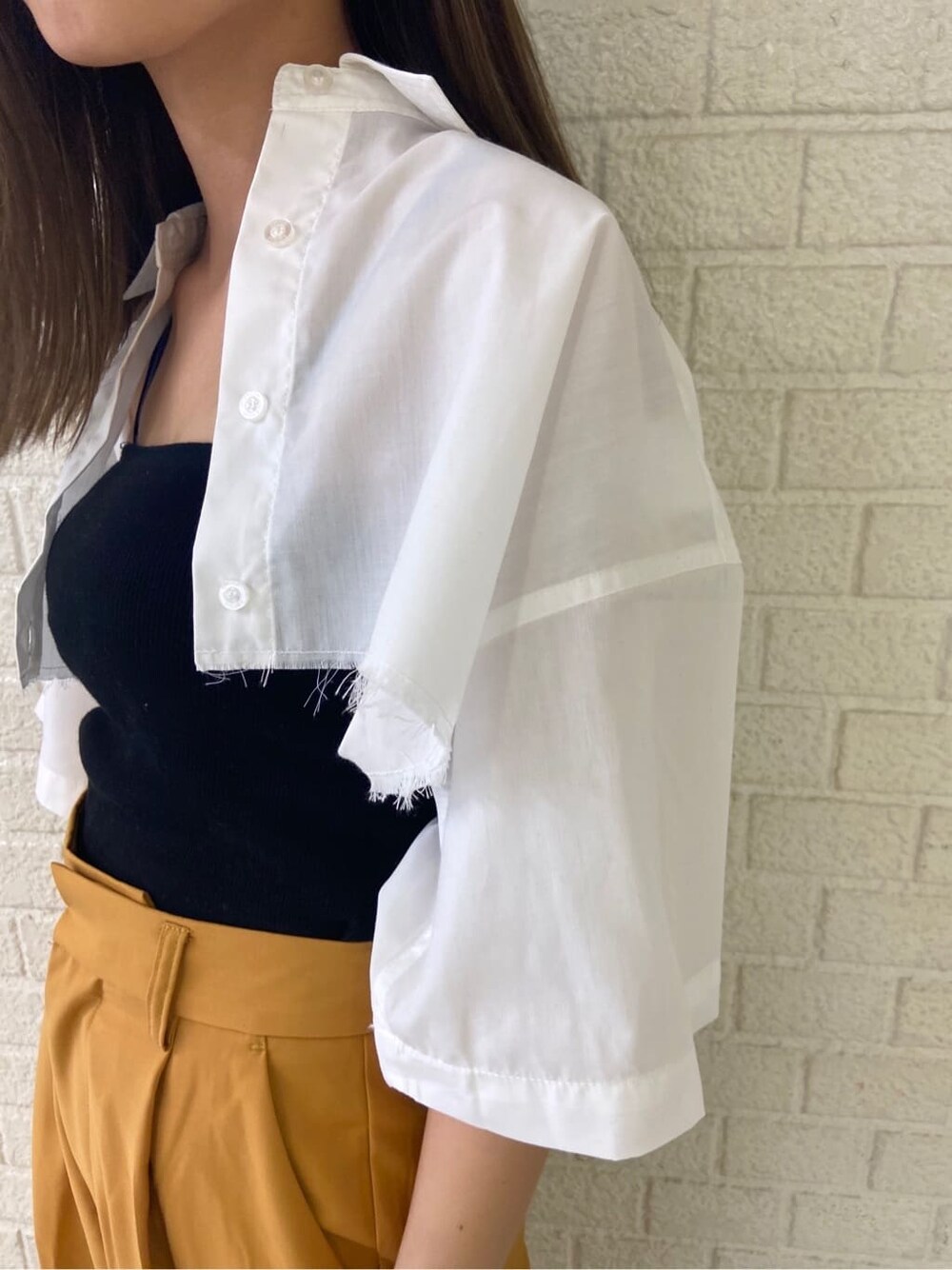 ブラック系のキャミソール、ブラック系のサンダル、オレンジ系のその他パンツを着用したレディースの春コーディネートの5枚目の写真