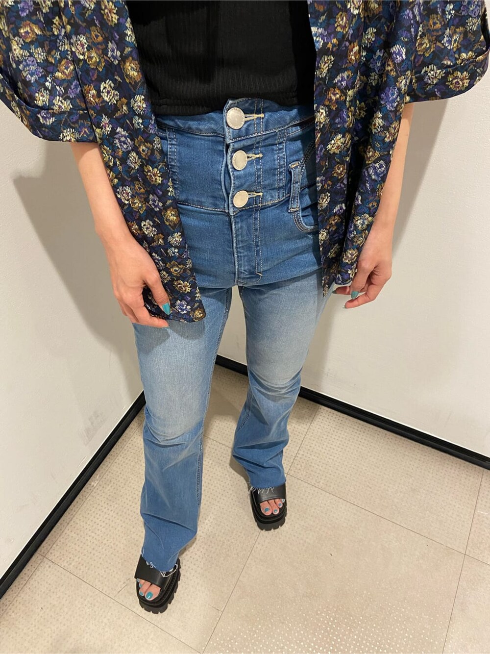 その他のシャツ/ブラウス、ブルー系のデニムパンツ、ブラック系のサンダルを着用したレディースの夏コーディネートの7枚目の写真