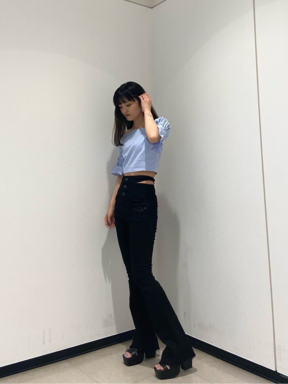 ブラック系のサンダル、ブラック系のデニムパンツ、ブルー系のシャツ/ブラウスを着用したレディースの夏コーディネートの2枚目の写真