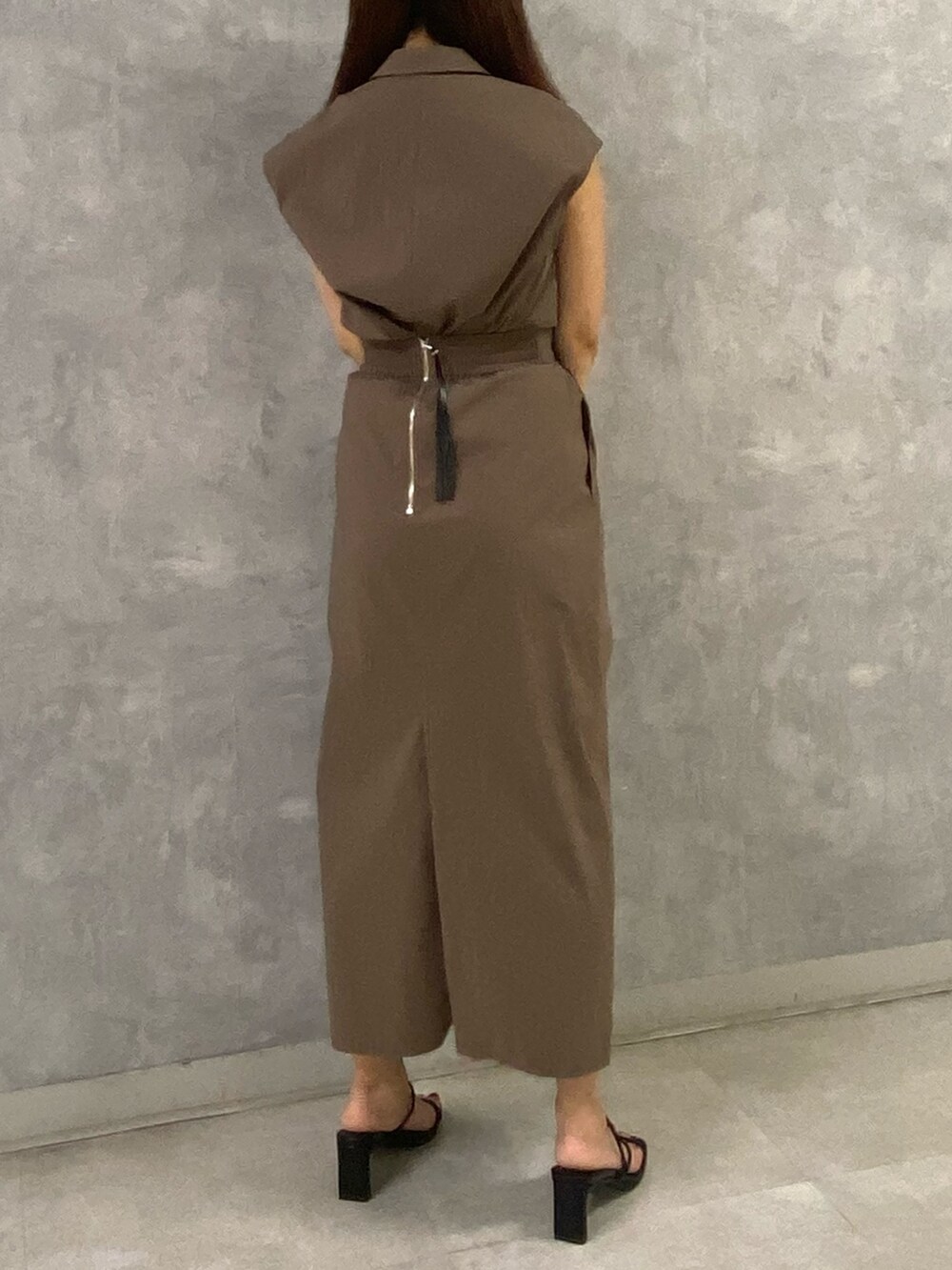 ブラウン系のシャツ/ブラウス、ブラウン系のスカート、ブラック系のサンダルを着用したレディースの夏コーディネートの4枚目の写真