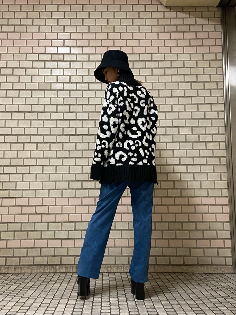 ブルー系のその他パンツ、ブラック系のニット/セーター、ブラック系のローファーを着用したレディースの冬コーディネートの3枚目の写真