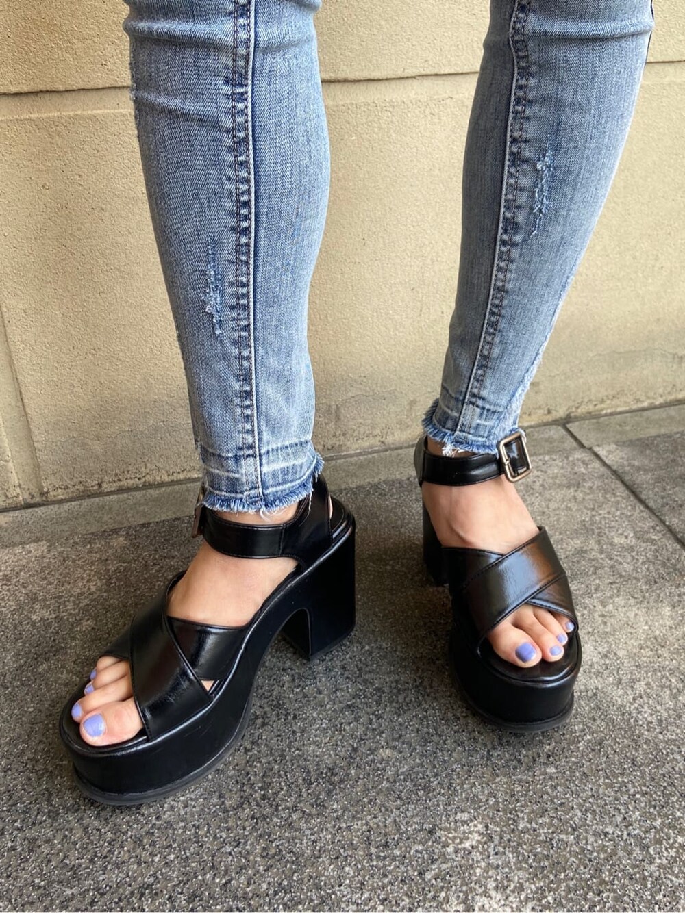 ブルー系のデニムパンツ、ホワイト系のタンクトップ、ブラック系のサンダルを着用したレディースの春コーディネートの8枚目の写真