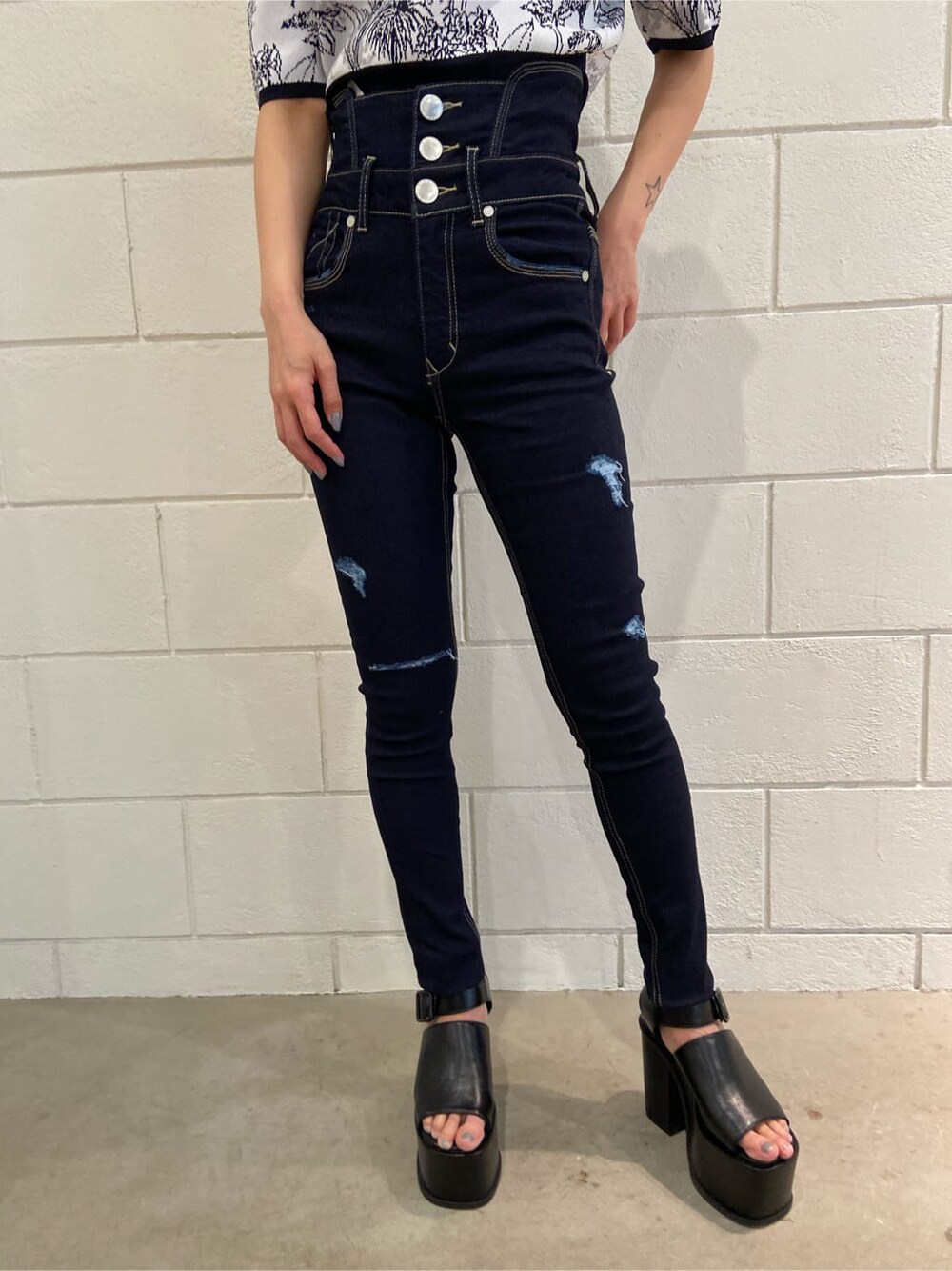 ブルー系のデニムパンツ、ブラック系のサンダル、その他のニット/セーターを着用したレディースの春コーディネートの7枚目の写真