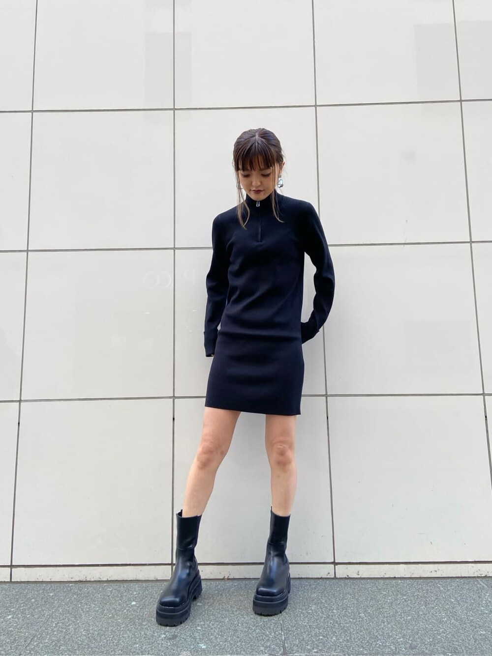 ブラック系のワンピース、ブラック系のブーツを着用したレディースの冬コーディネートの5枚目の写真