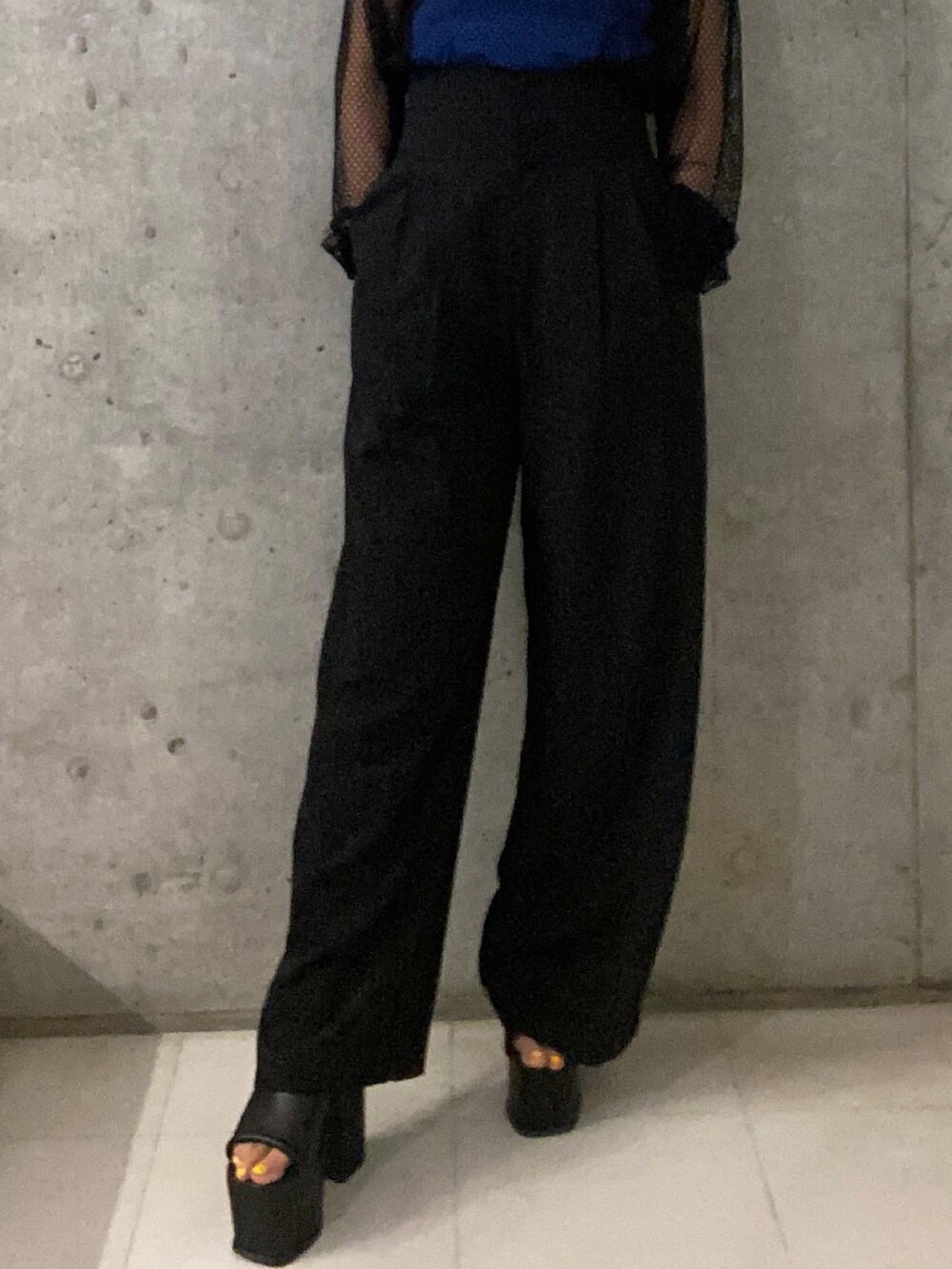 ブラック系のTシャツ/カットソー、ブルー系のキャミソール、ブラック系のその他パンツを着用したレディースの春コーディネートの6枚目の写真