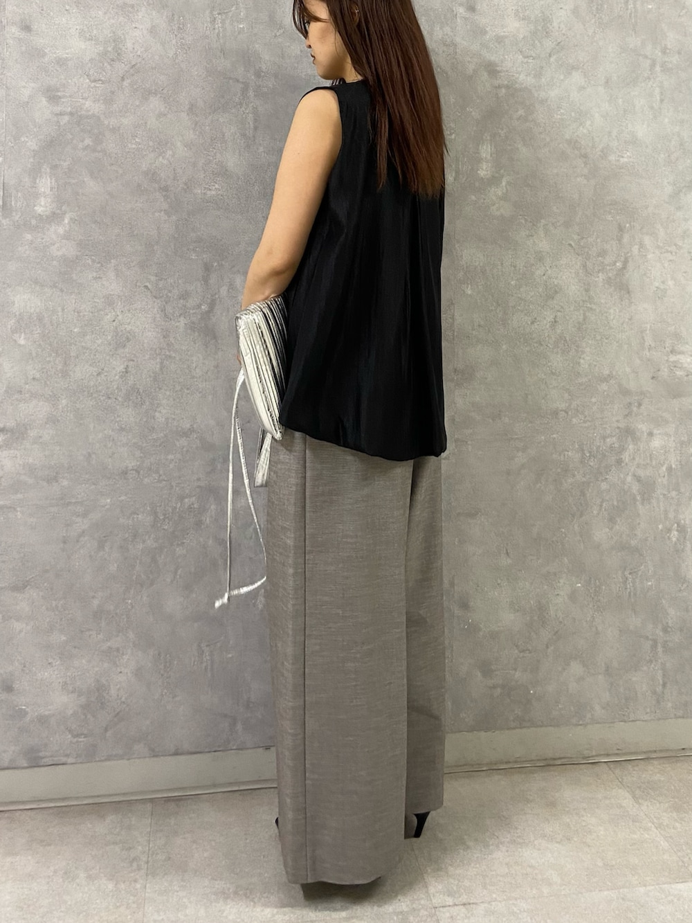 ブラック系のシャツ/ブラウス、シルバー系のトートバッグ、ブラウン系のその他パンツを着用したレディースの春コーディネートの3枚目の写真