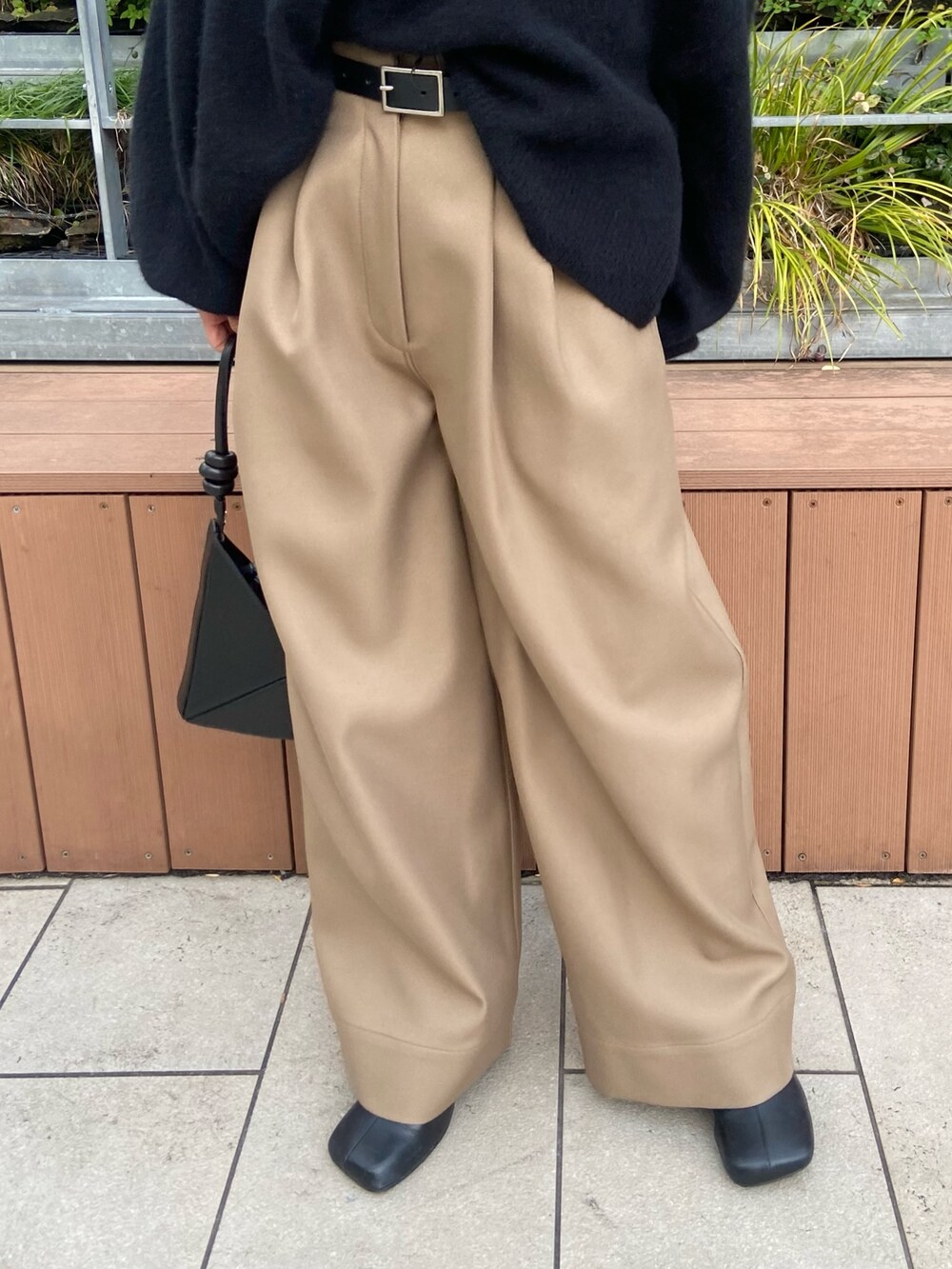 ブラック系のニット/セーター、ブラック系のニット/セーター、ベージュ系のその他パンツを着用したレディースの冬コーディネートの6枚目の写真