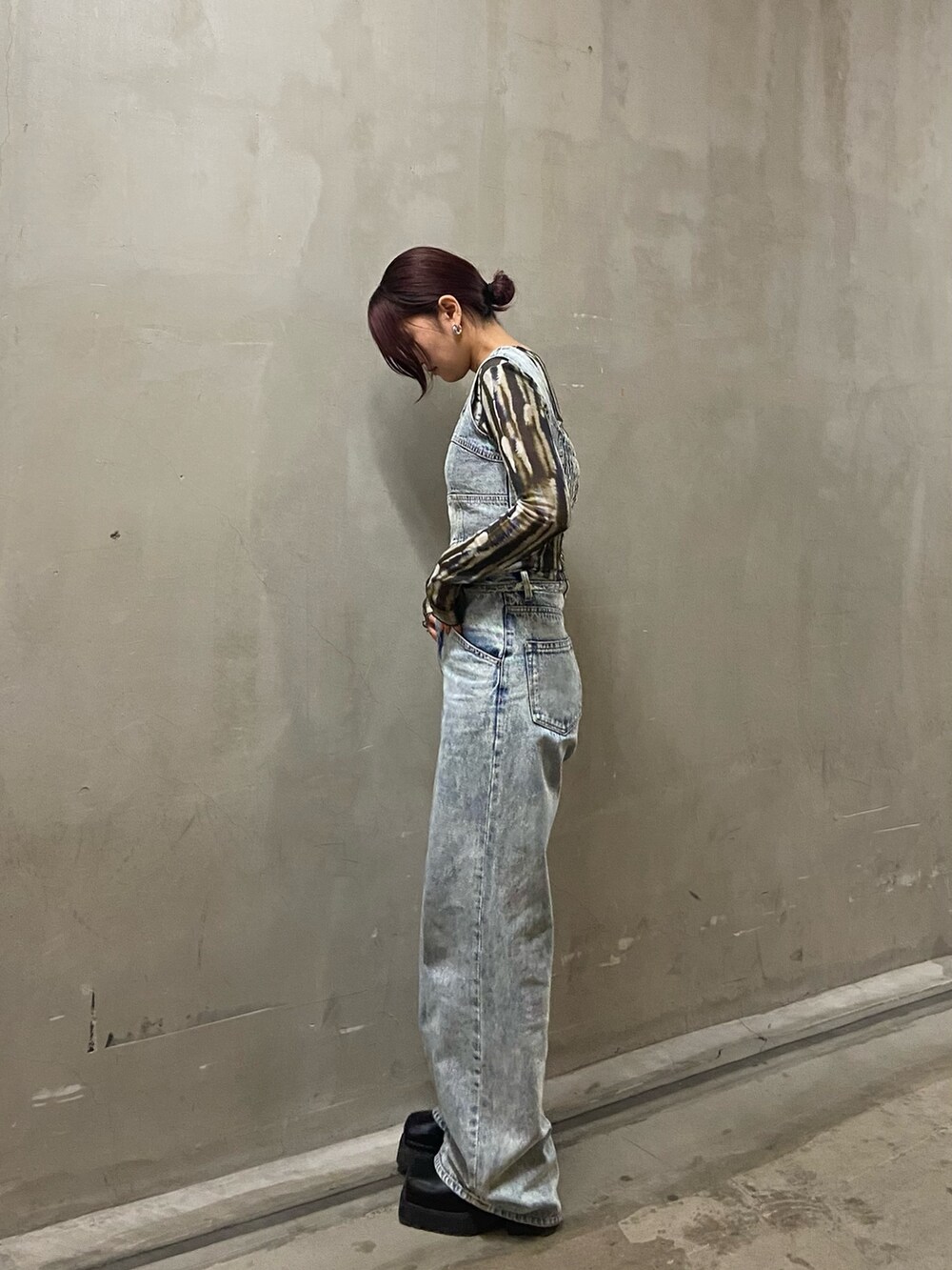 その他のTシャツ/カットソー、ブルー系のキャミソール、ブルー系のデニムパンツを着用したレディースの春コーディネートの2枚目の写真