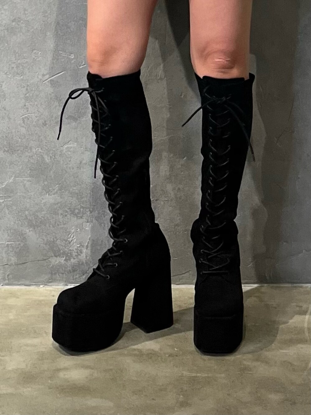 ブラック系のニット/セーター、ホワイト系のブルゾン、ブラック系のスカートを着用したレディースの冬コーディネートの7枚目の写真