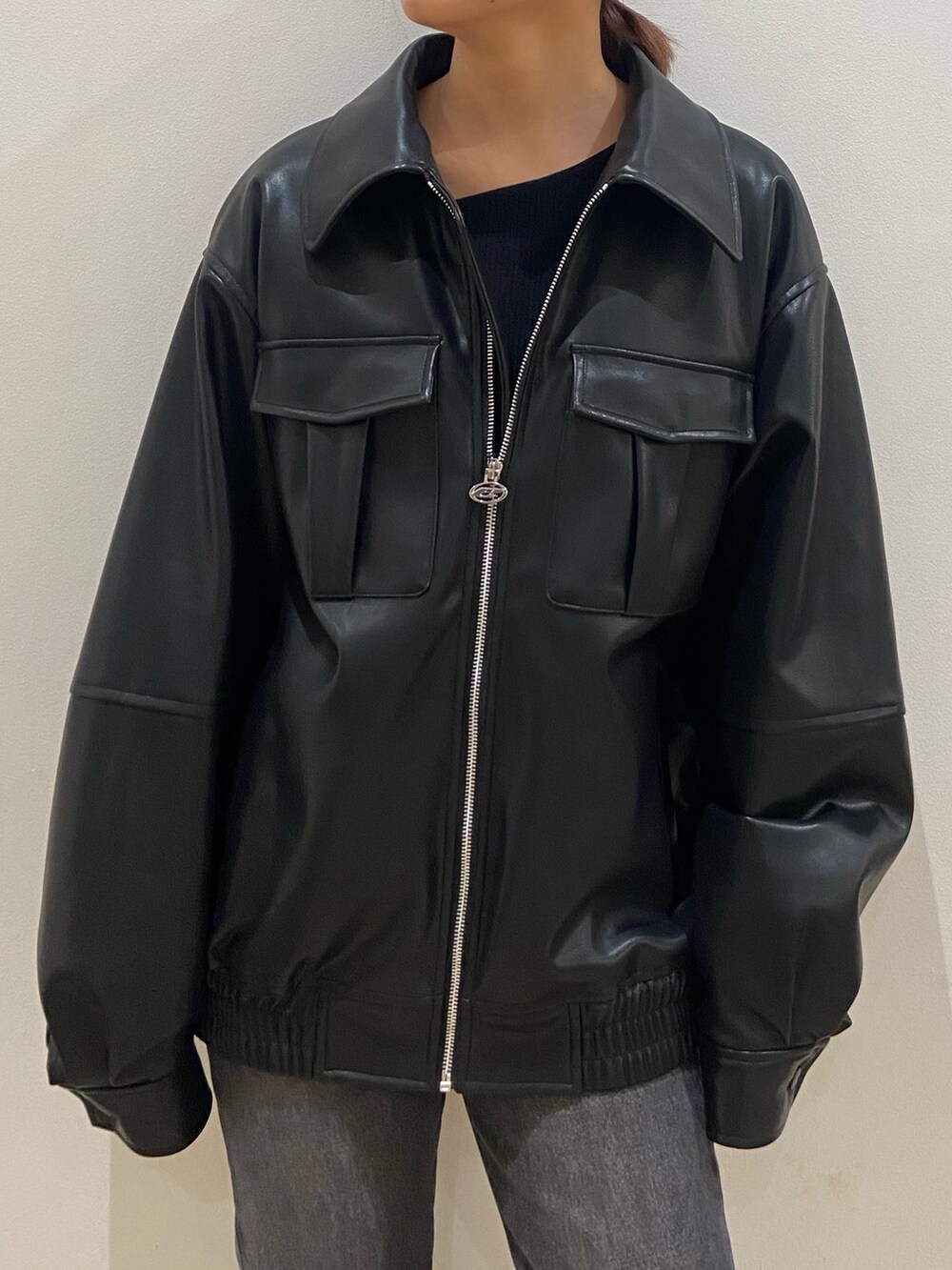 ブラック系のブルゾン、ブラック系のニット/セーター、ブラック系のブーツを着用したレディースの冬コーディネートの5枚目の写真