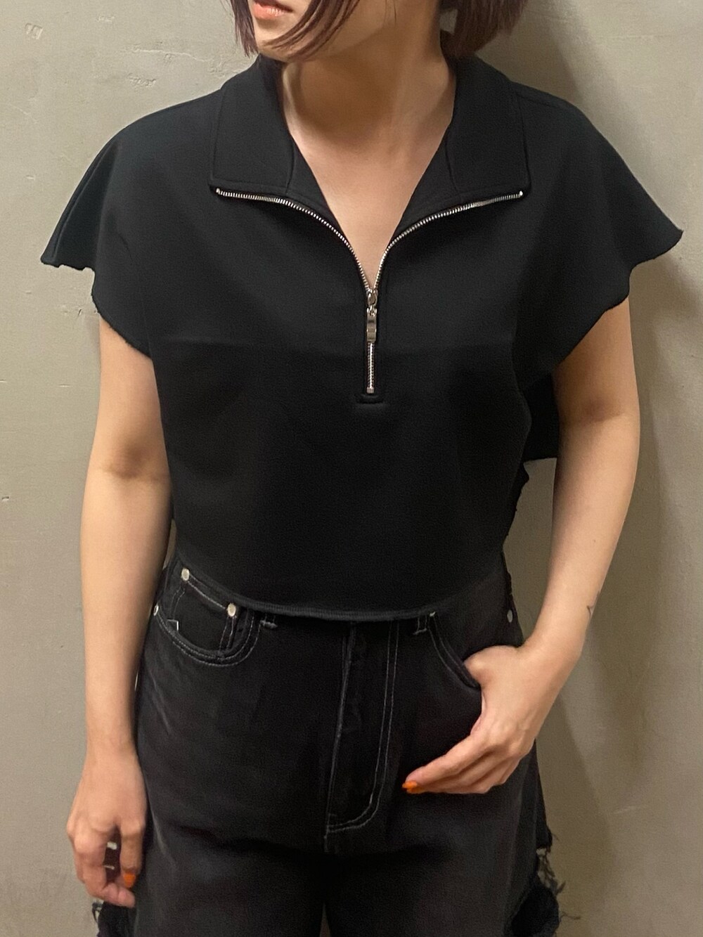 ブラック系のTシャツ/カットソー、ブラック系のデニムパンツ、ブラック系のサンダルを着用したレディースの夏コーディネートの4枚目の写真