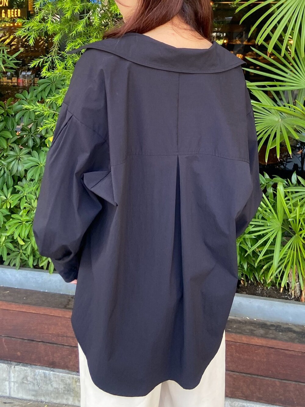 ホワイト系のタンクトップ、ホワイト系のその他パンツ、ブラック系のサンダルを着用したレディースの夏コーディネートの7枚目の写真