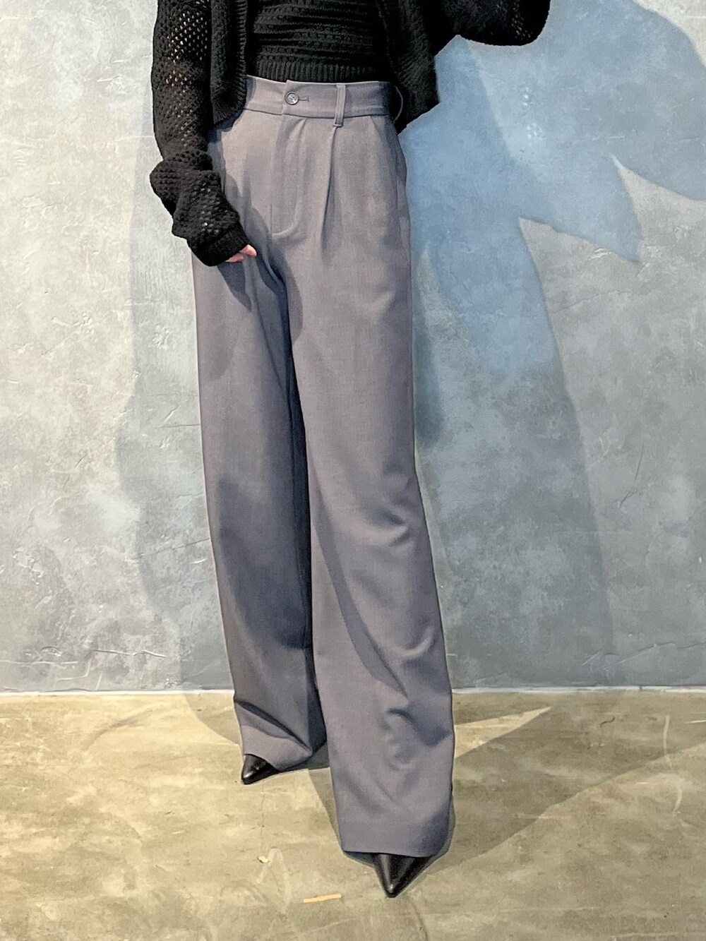 ブラック系のパンプス、グレー系のその他パンツ、ブラック系のニット/セーターを着用したレディースの春コーディネートの6枚目の写真