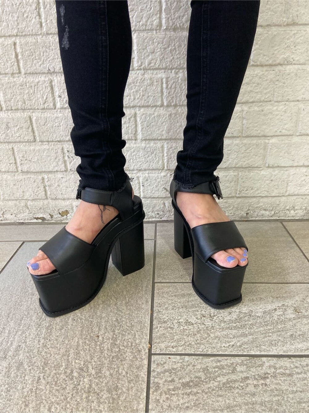 ブラック系のサンダル、ブラック系のタンクトップ、ホワイト系のTシャツ/カットソーを着用したレディースの春コーディネートの8枚目の写真