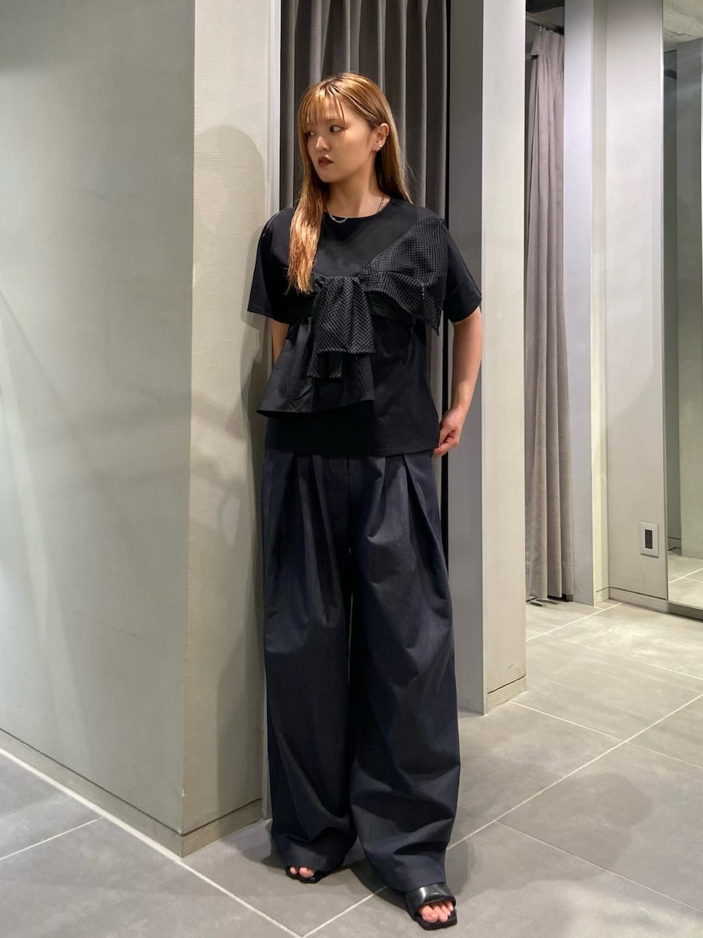 ブラック系のTシャツ/カットソー、ブルー系のその他パンツ、ブラック系のサンダルを着用したレディースの夏コーディネートの5枚目の写真