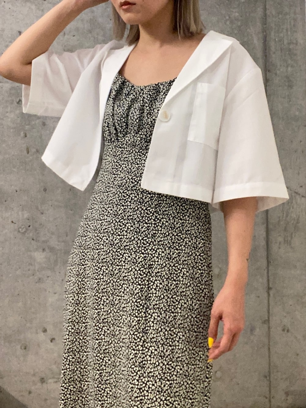 ホワイト系のシャツ/ブラウス、その他のワンピース、ブラック系のサンダルを着用したレディースの春コーディネートの4枚目の写真