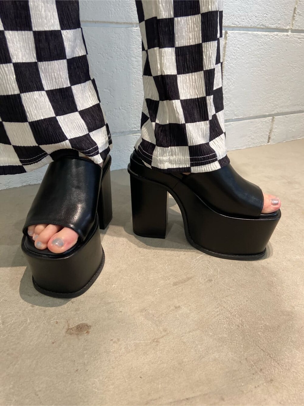 その他のその他パンツ、ブラック系のサンダル、ホワイト系のシャツ/ブラウスを着用したレディースの春コーディネートの8枚目の写真