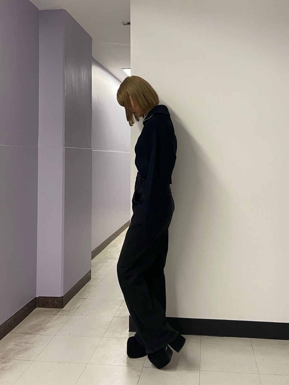 ブラック系のデニムパンツ、ブラック系のブーツ、ブラック系のニット/セーターを着用したレディースの秋コーディネートの3枚目の写真