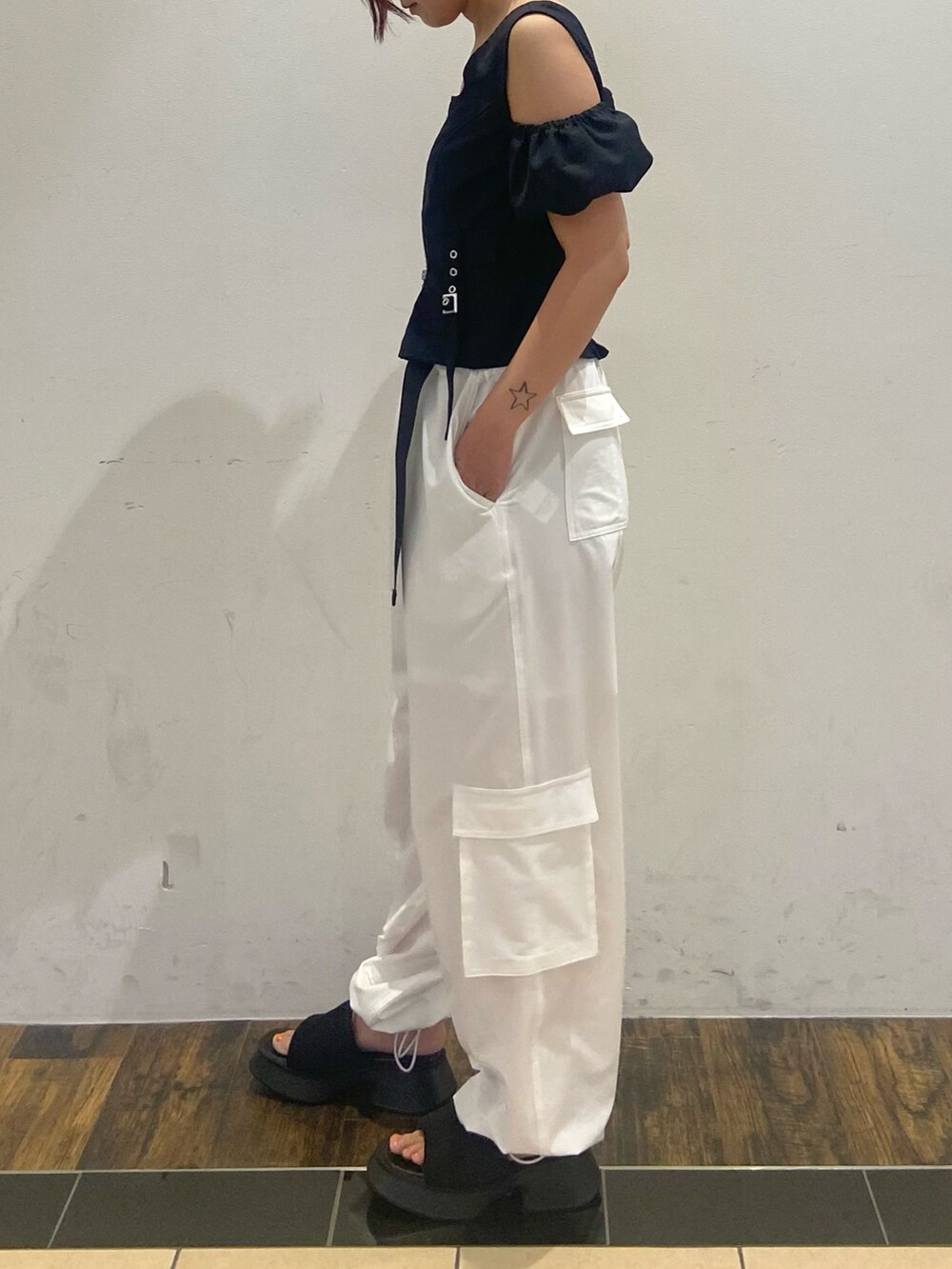 ブラック系のTシャツ/カットソー、ホワイト系のその他パンツ、ブラック系のサンダルを着用したレディースの夏コーディネートの2枚目の写真