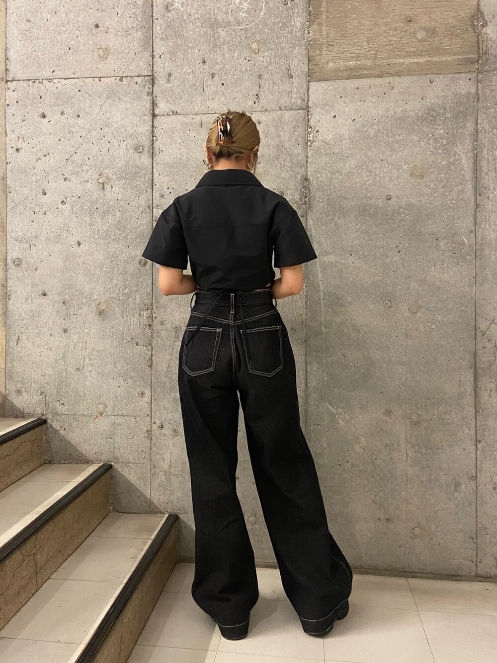 ブラック系のシャツ/ブラウス、ブラック系のデニムパンツ、ブラック系のサンダルを着用したレディースの夏コーディネートの3枚目の写真
