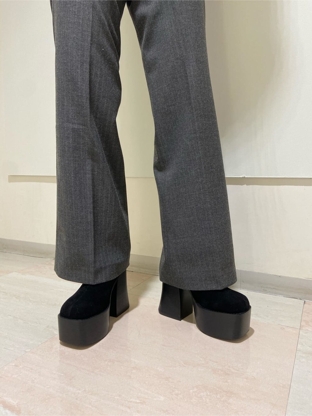 ブラック系のブーツ、グレー系のその他パンツ、ブラック系のニット/セーターを着用したレディースの冬コーディネートの5枚目の写真