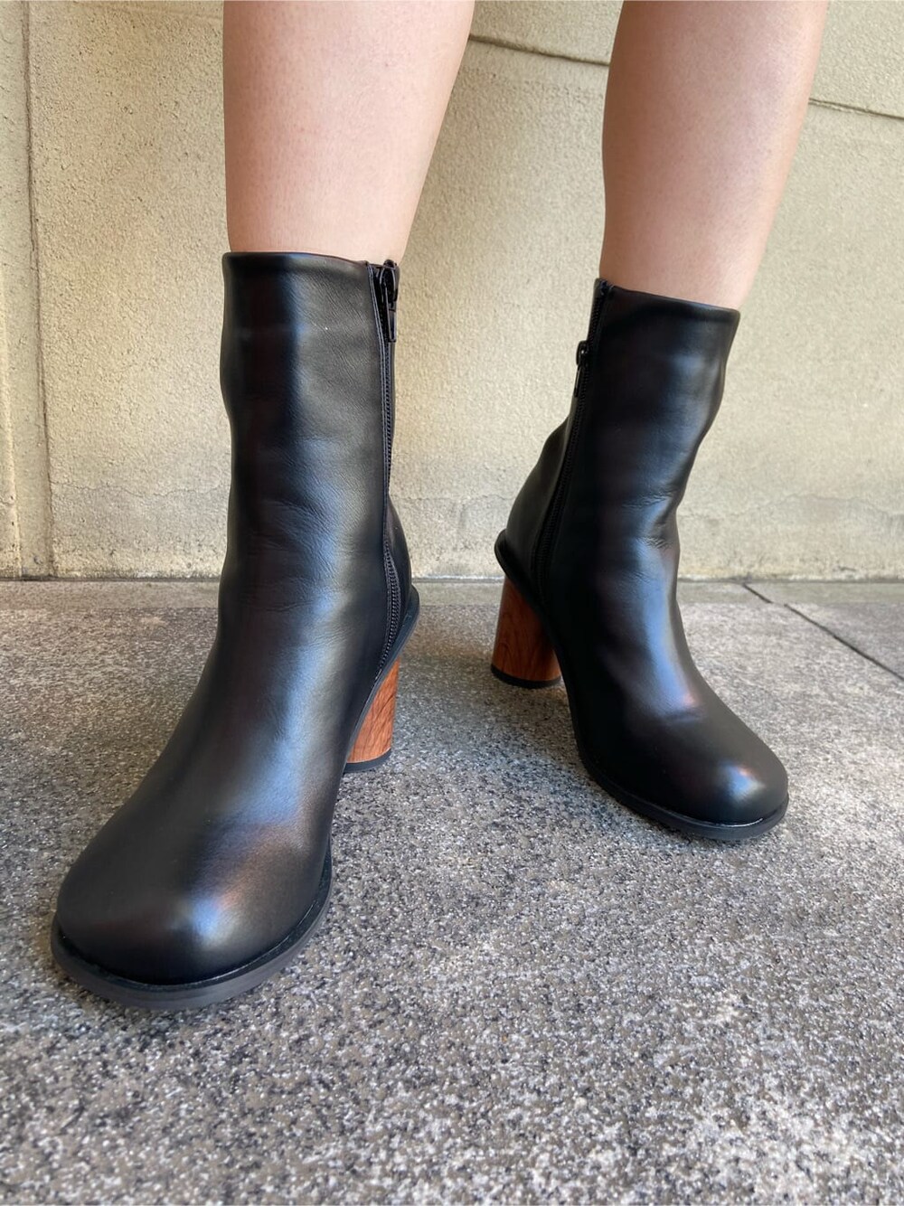 ブラック系のブーツ、グレー系のワンピース、シルバー系のピアス（両耳用）を着用したレディースの春コーディネートの7枚目の写真