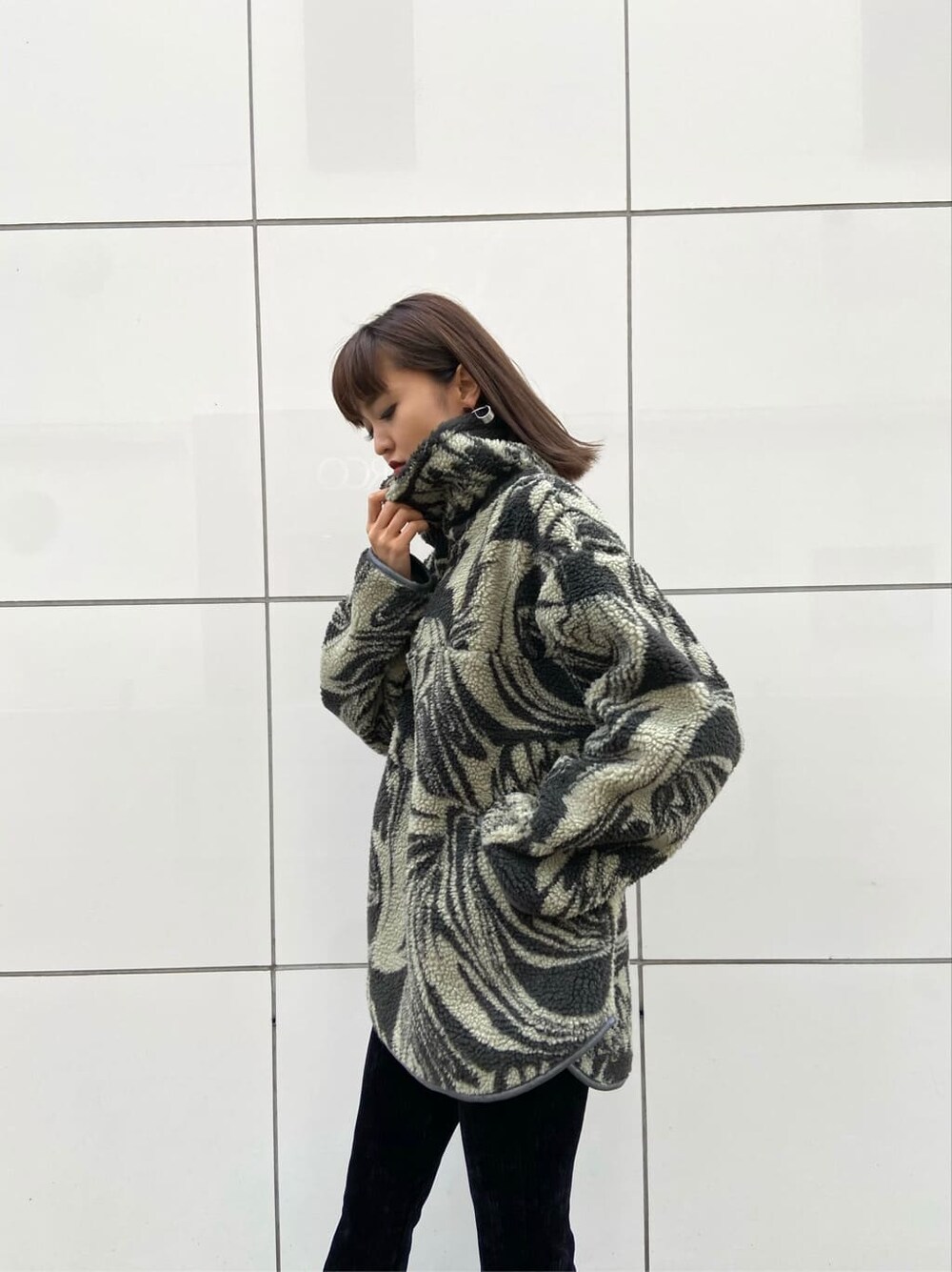 ブラック系のブーツ、その他のその他トップス、ブラック系のその他パンツを着用したレディースの秋コーディネートの6枚目の写真