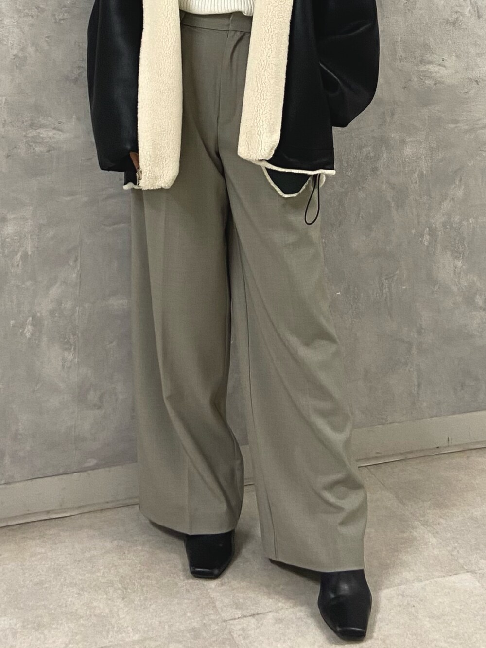 ホワイト系のその他アウター、ホワイト系のニット/セーター、グレー系のその他パンツを着用したレディースの秋コーディネートの9枚目の写真