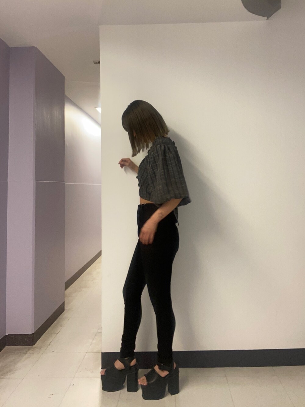 ブラック系のTシャツ/カットソー、ブラック系のデニムパンツ、ブラック系のサンダルを着用したレディースの春コーディネートの2枚目の写真