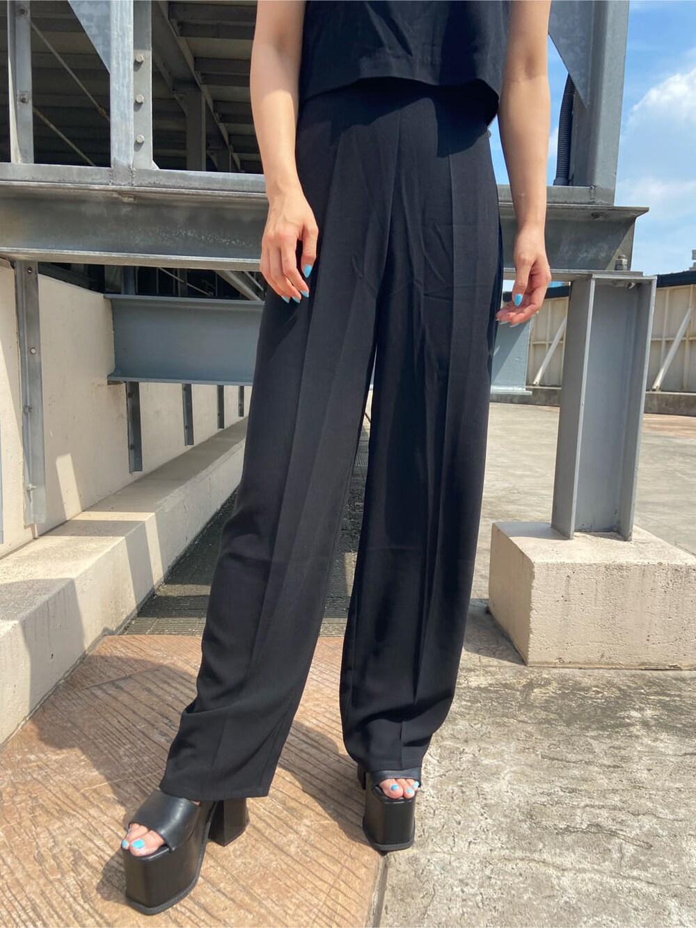 ブラック系のつなぎ/オールインワン、ブラック系のサンダル、ブラック系のハットを着用したレディースの夏コーディネートの5枚目の写真