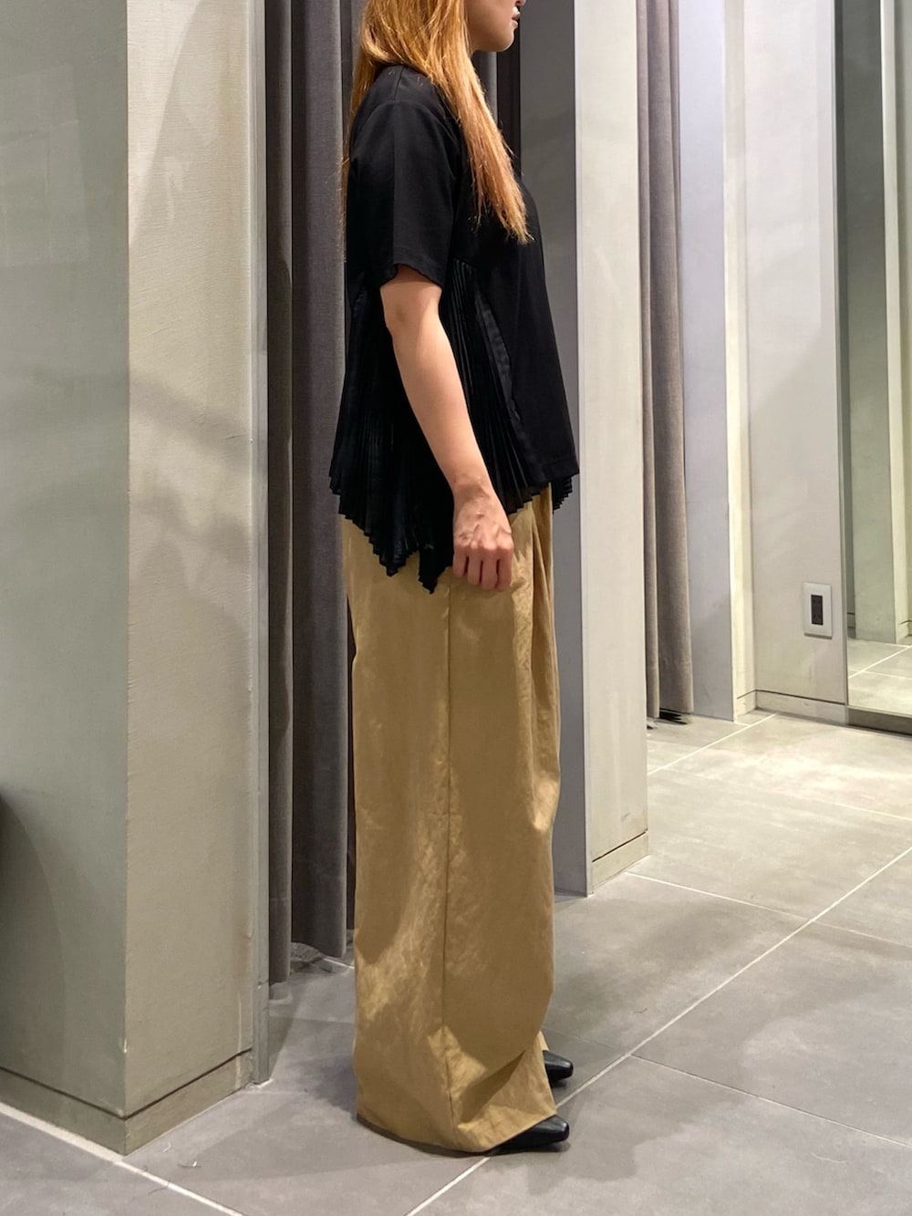 ブラック系のTシャツ/カットソー、ベージュ系のその他パンツ、ブラック系のパンプスを着用したレディースの夏コーディネートの2枚目の写真
