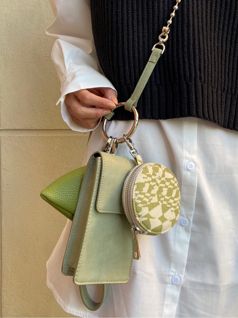 ホワイト系のシャツ/ブラウス、ブラック系のベスト、ブラック系のサンダルを着用したレディースの春コーディネートの6枚目の写真