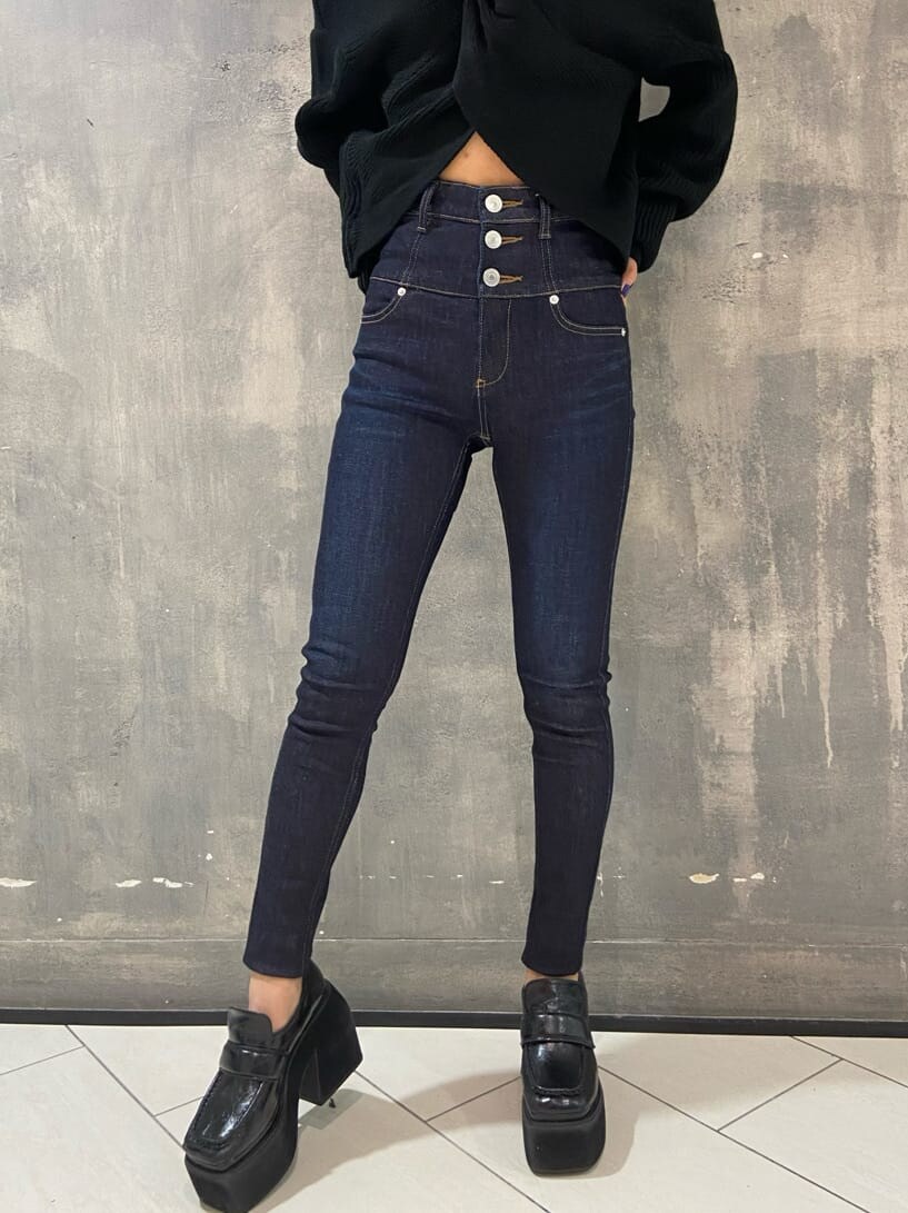 ブラック系のローファー、ブルー系のデニムパンツ、ブラック系のニット/セーターを着用したレディースの秋コーディネートの5枚目の写真