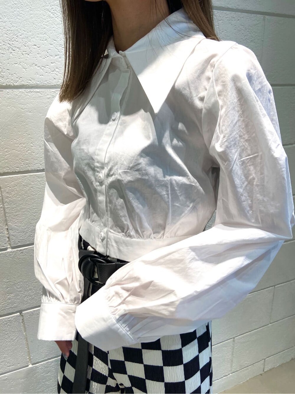 その他のその他パンツ、ブラック系のサンダル、ホワイト系のシャツ/ブラウスを着用したレディースの春コーディネートの5枚目の写真