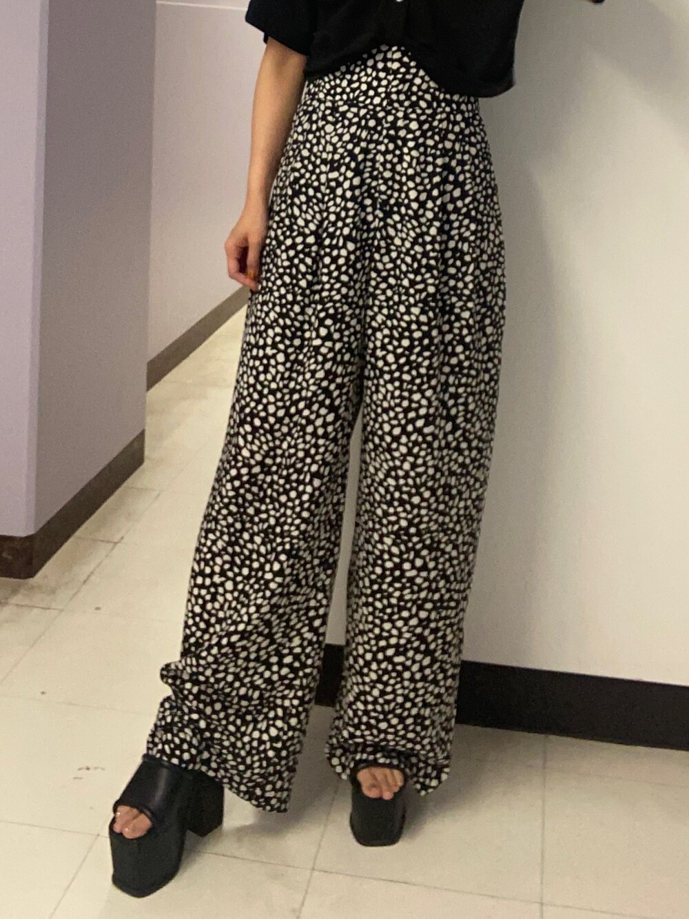 ブラック系のシャツ/ブラウス、その他のその他パンツ、ブラック系のサンダルを着用したレディースの春コーディネートの6枚目の写真