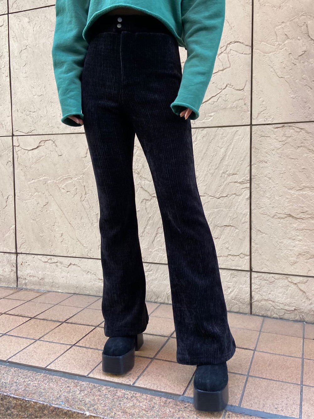 ブラック系のブーツ、ブラック系のその他パンツ、ブラック系のTシャツ/カットソーを着用したレディースの冬コーディネートの3枚目の写真