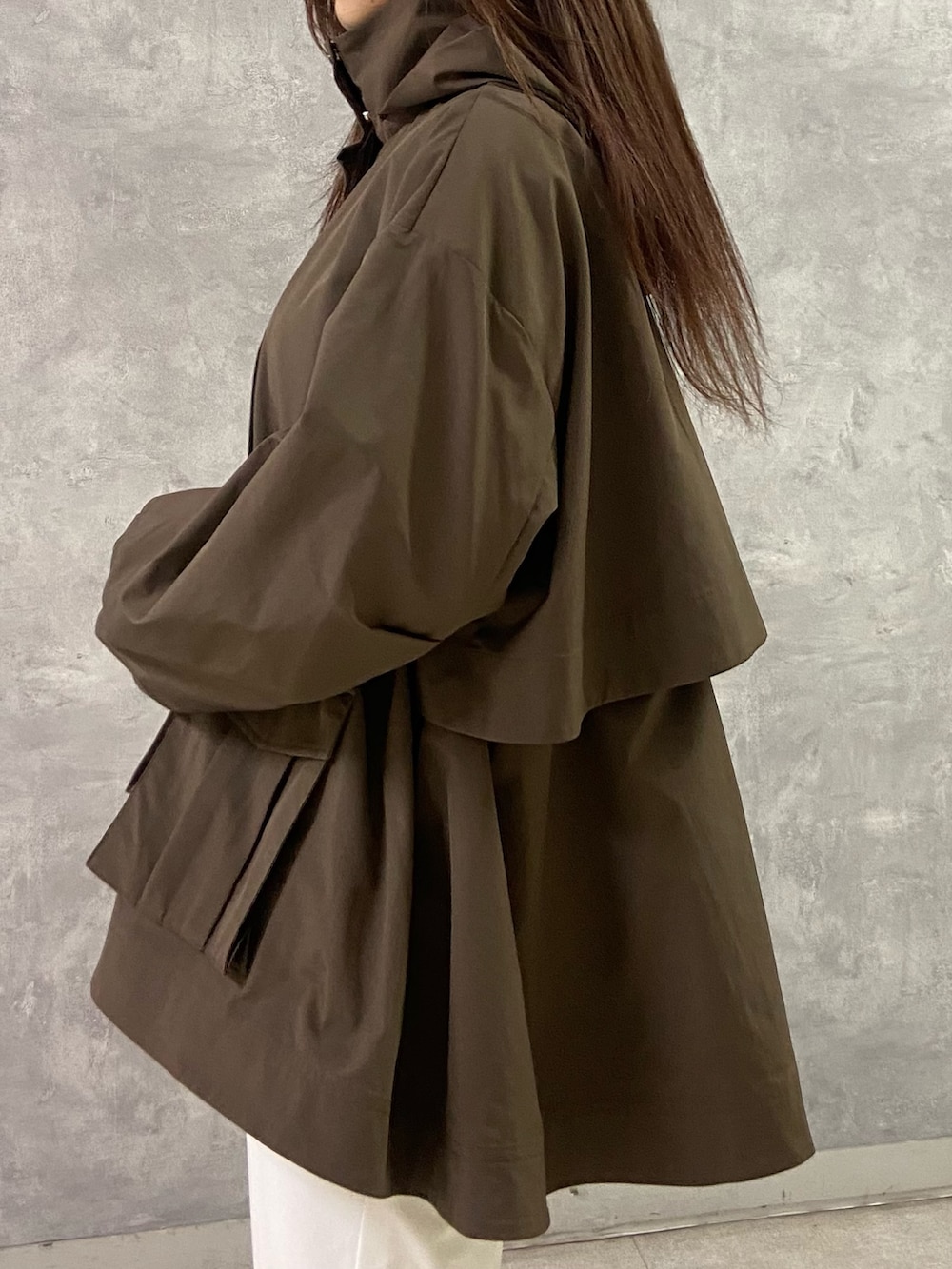 ブラウン系のブルゾン、ブラック系のTシャツ/カットソー、ブラック系のショルダーバッグを着用したレディースの冬コーディネートの5枚目の写真